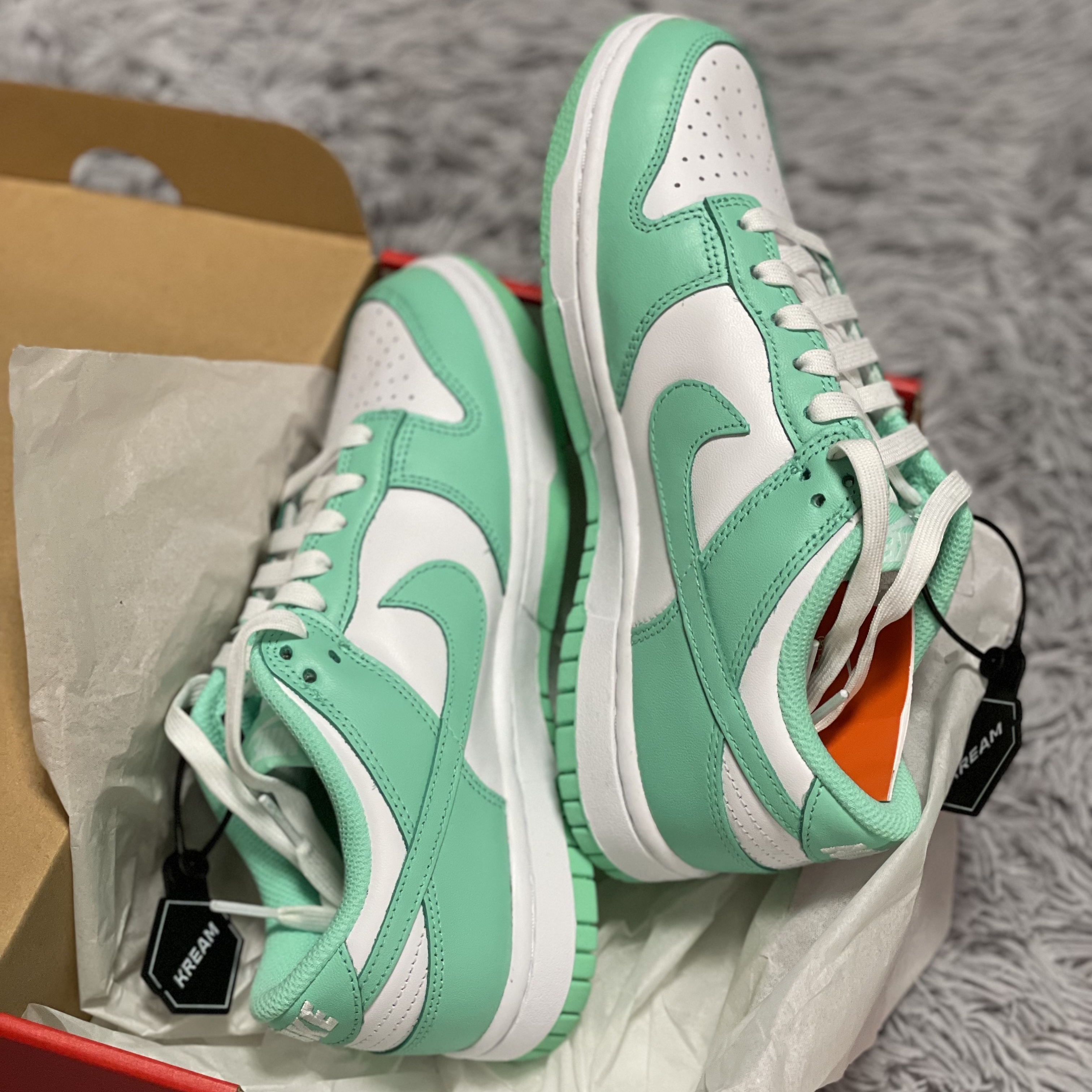 (W) Nike Dunk Low Green Glow 착용 스타일 - 2