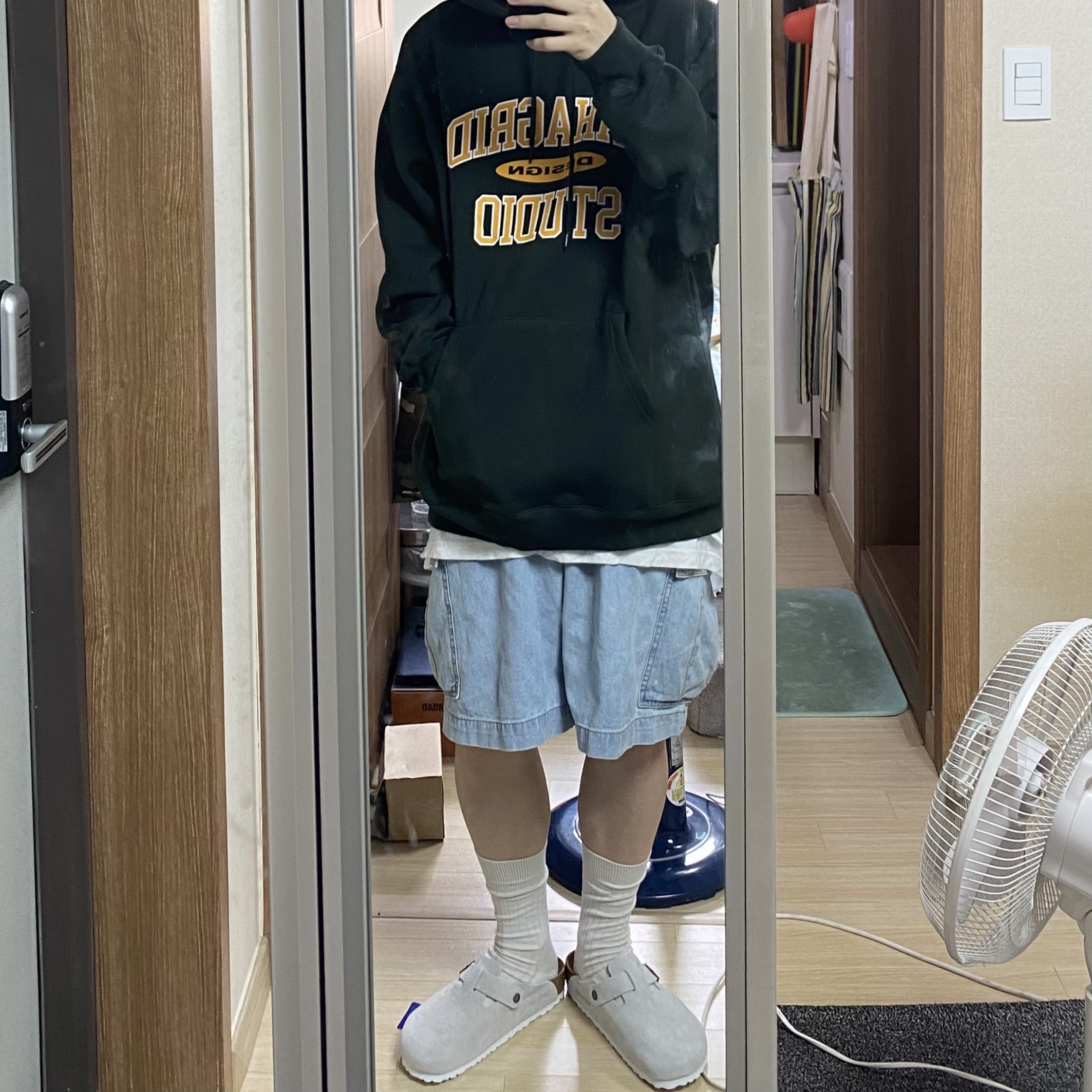 Birkenstock x Stussy Boston Clog Bone 착용 스타일 - 2