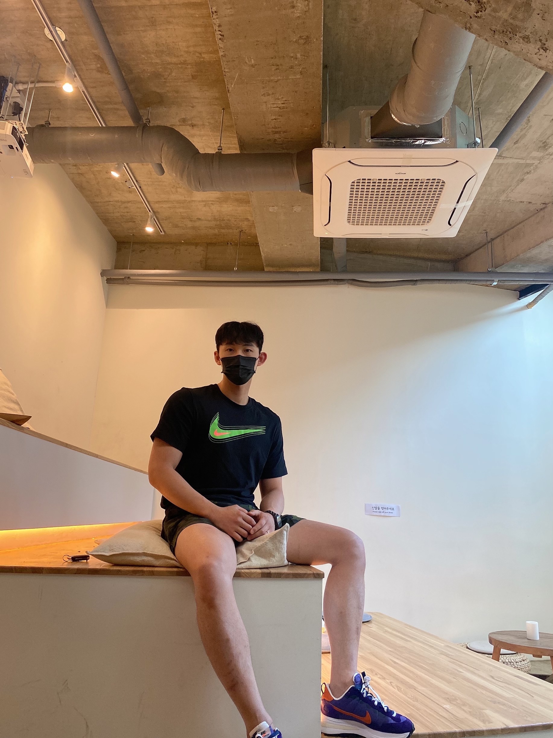 Nike x Sacai VaporWaffle Dark Iris 착용 스타일