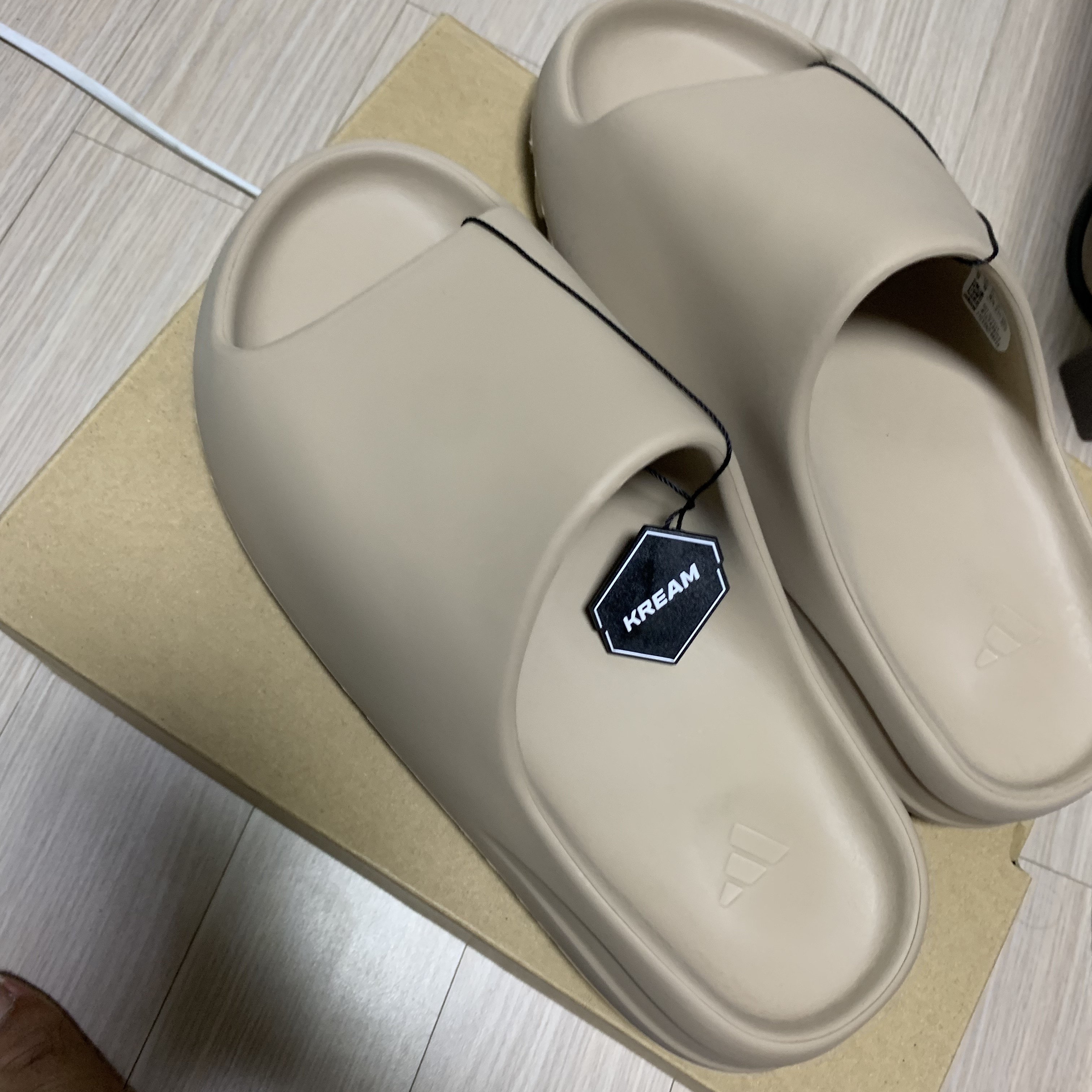 Adidas Yeezy Slide Pure 착용 스타일