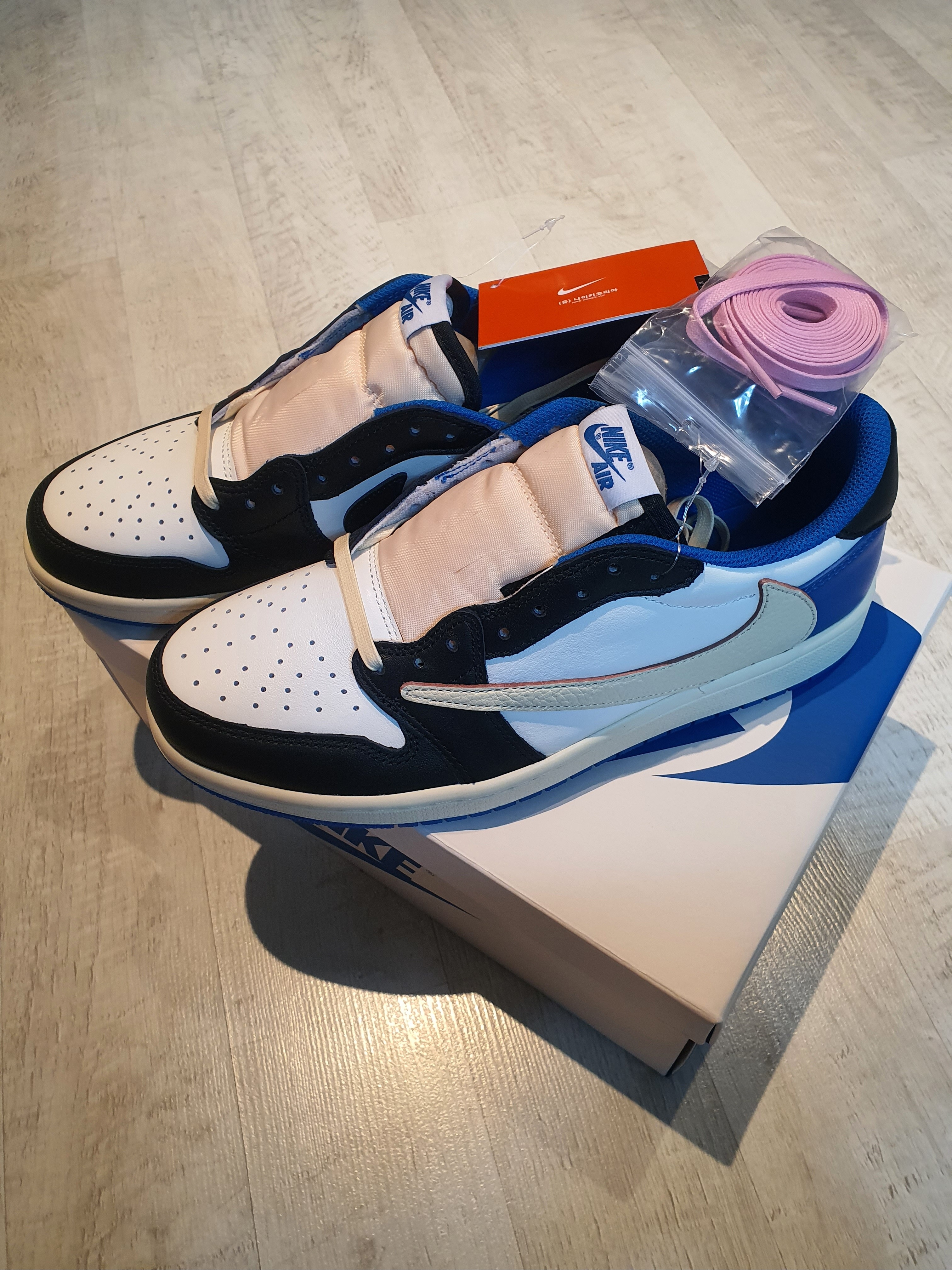 Jordan 1 x Travis Scott x Fragment Retro Low OG SP Military Blue 착용 스타일 - 1