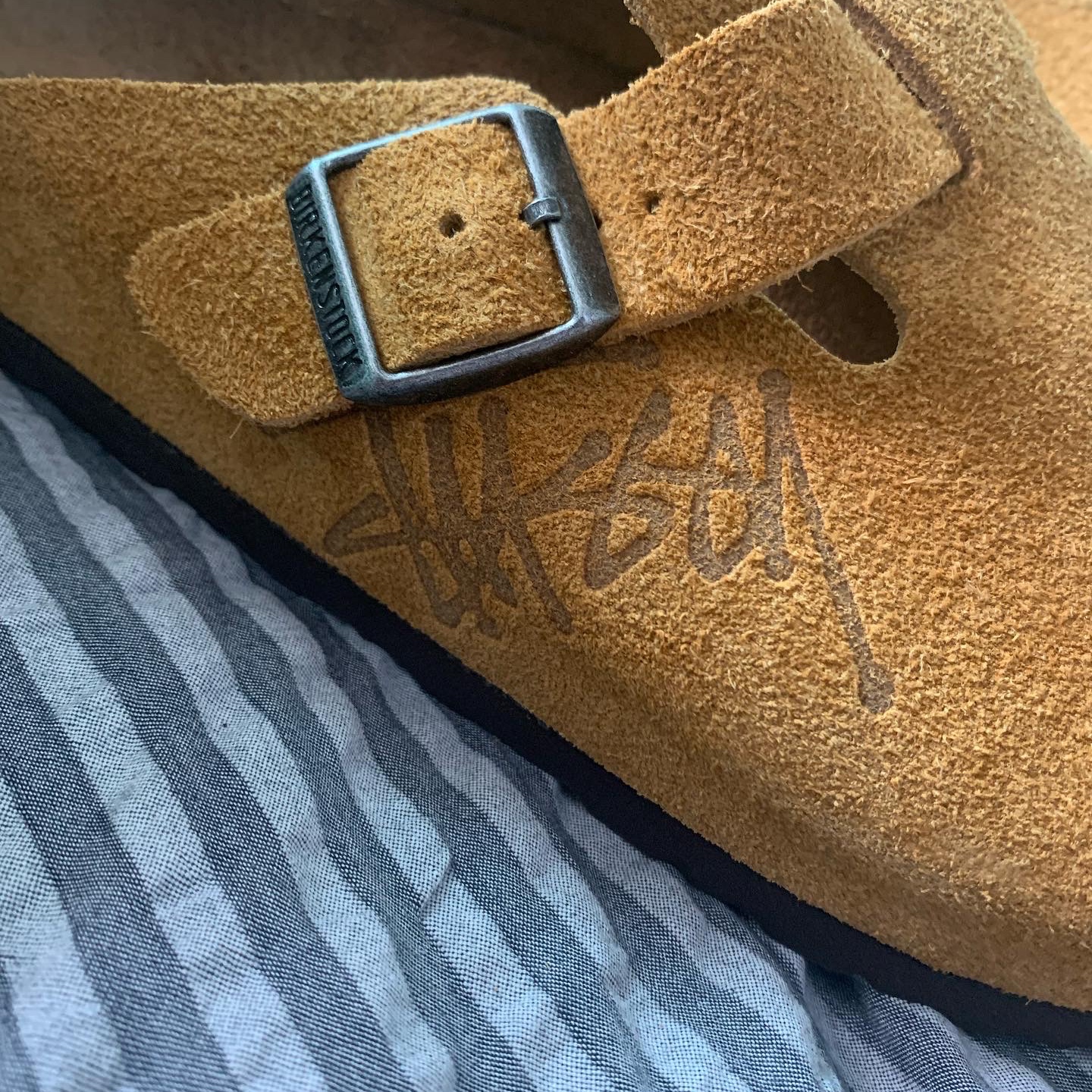 Birkenstock x Stussy Boston Clog Caramel 착용 스타일 - 3
