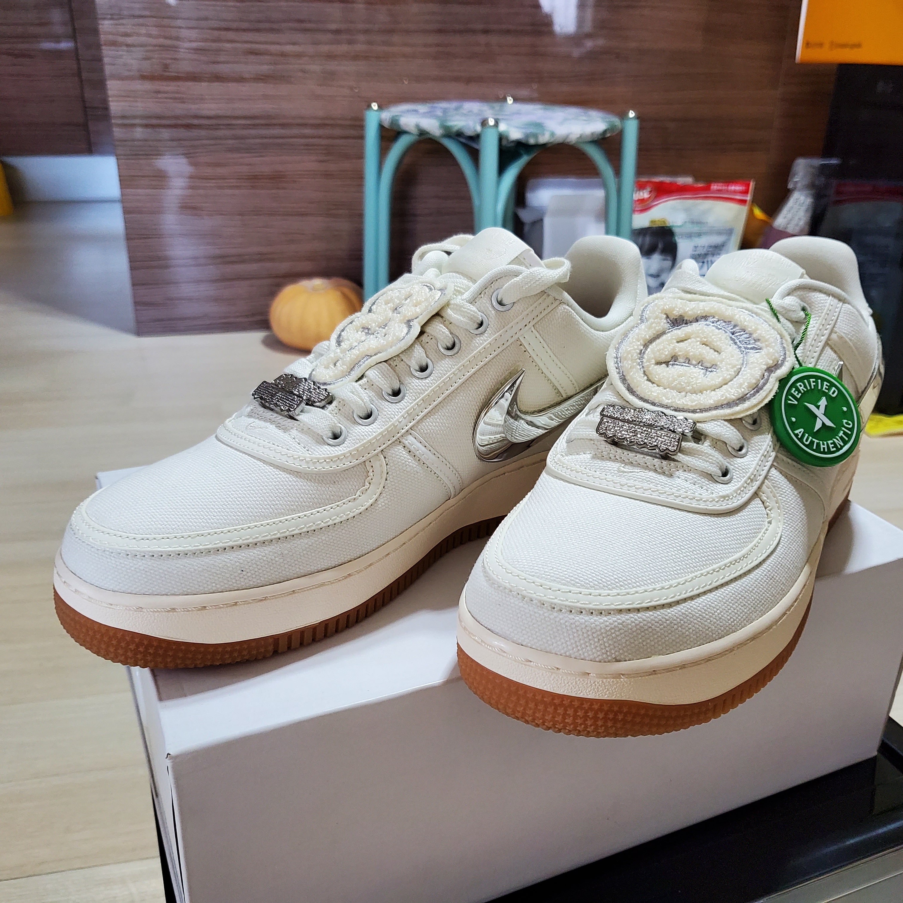 Nike x Travis Scott Air Force 1 Low Sail 착용 스타일 - 2