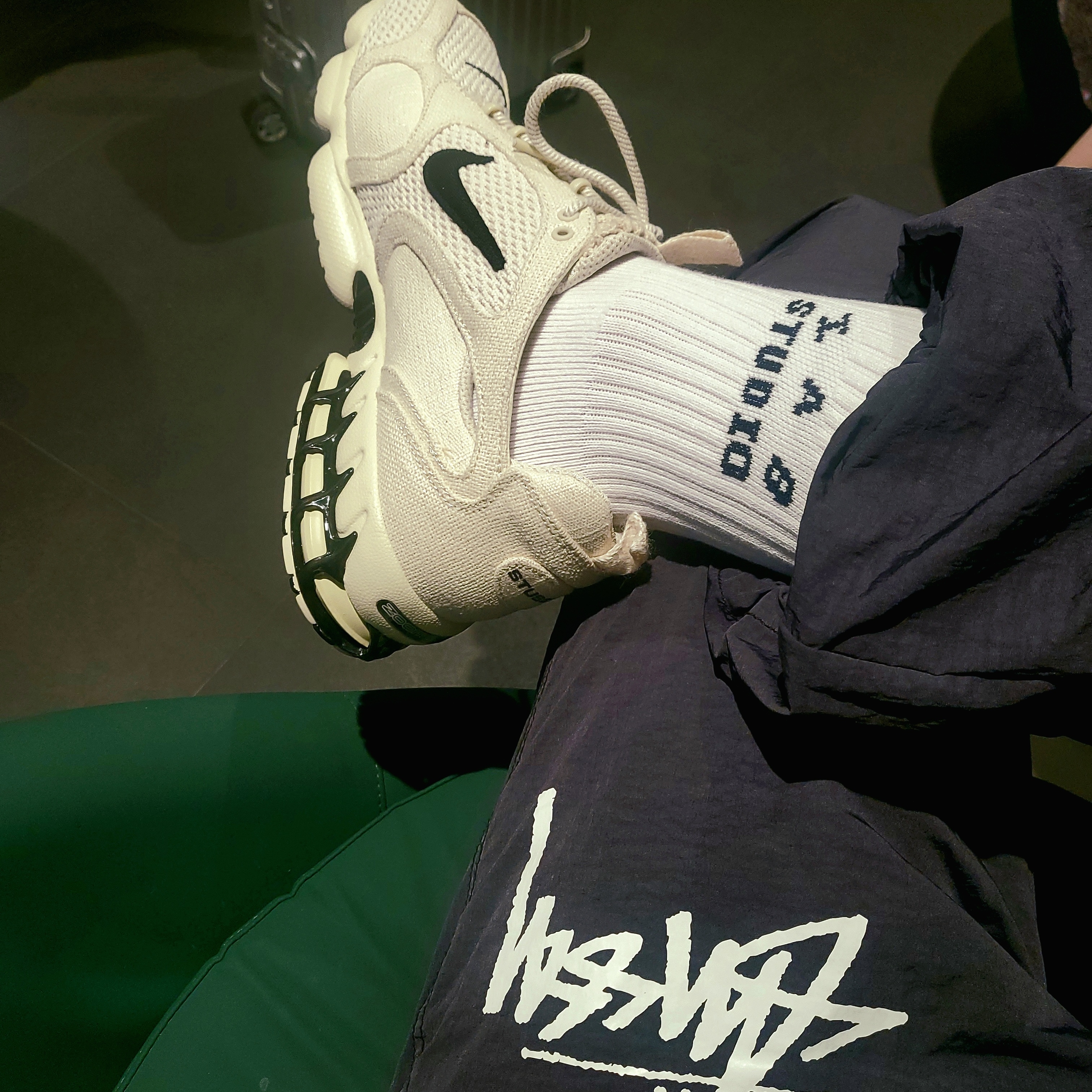 Nike x Stussy Air Zoom Spiridon Cage 2 Fossil, Nike x Stussy Beach Pants Off Noir 착용 스타일