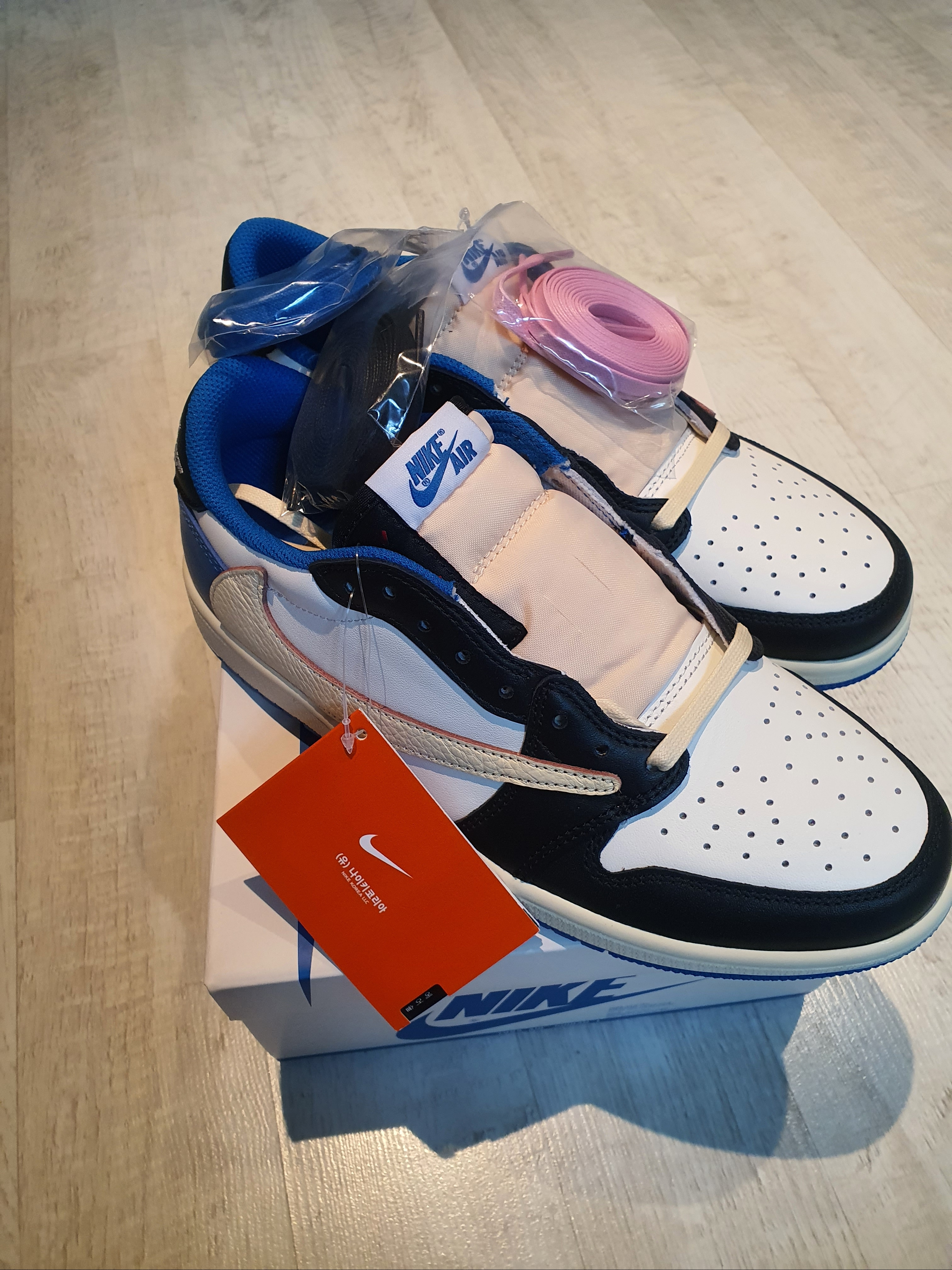 Jordan 1 x Travis Scott x Fragment Retro Low OG SP Military Blue 착용 스타일 - 4