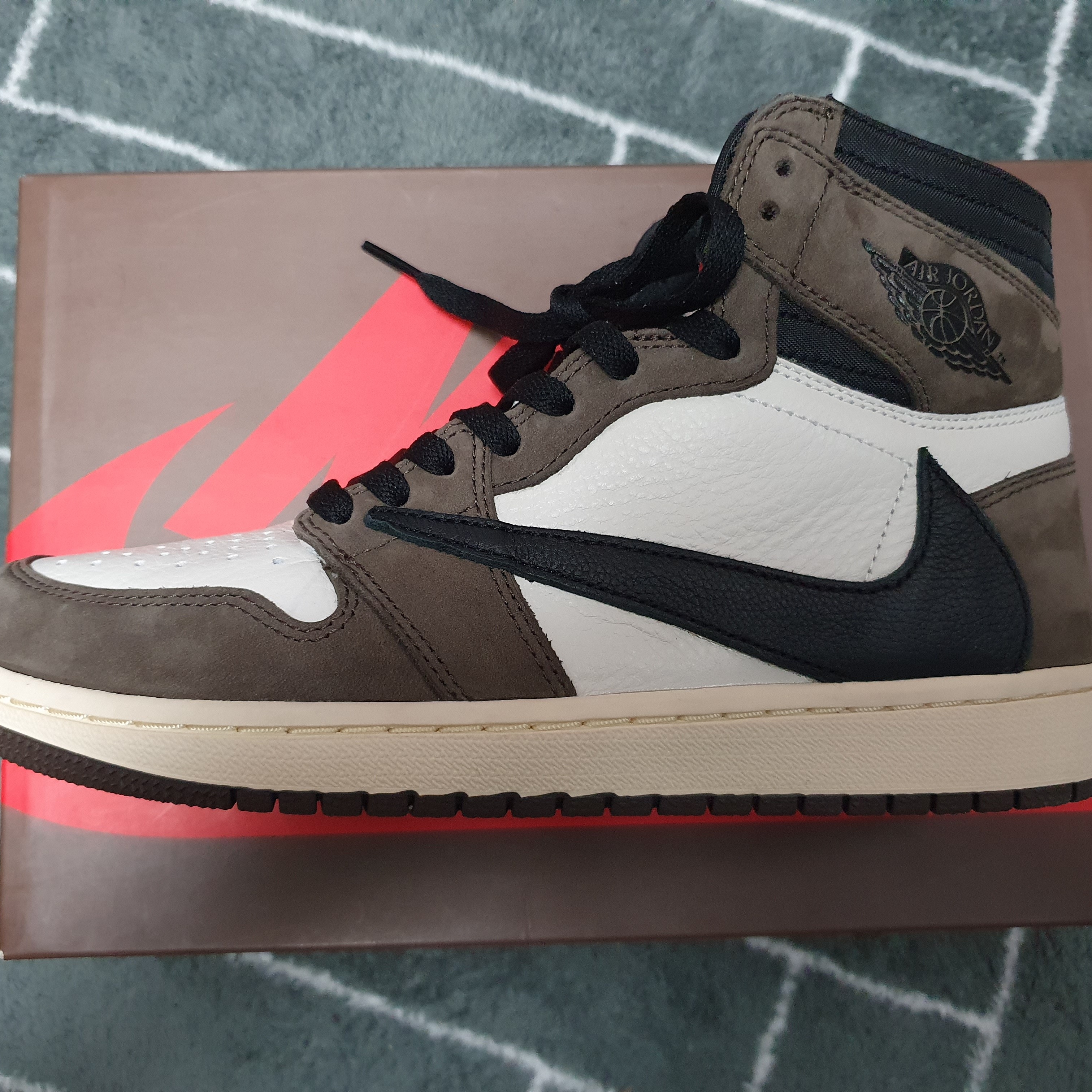 Jordan 1 x Travis Scott Retro High OG SP Mocha 착용 스타일 - 2