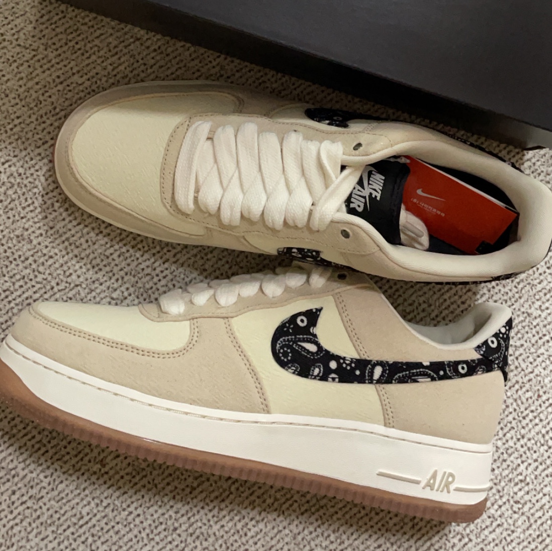 Nike Air Force 1 '07 LV8 Paisley Swoosh 착용 스타일