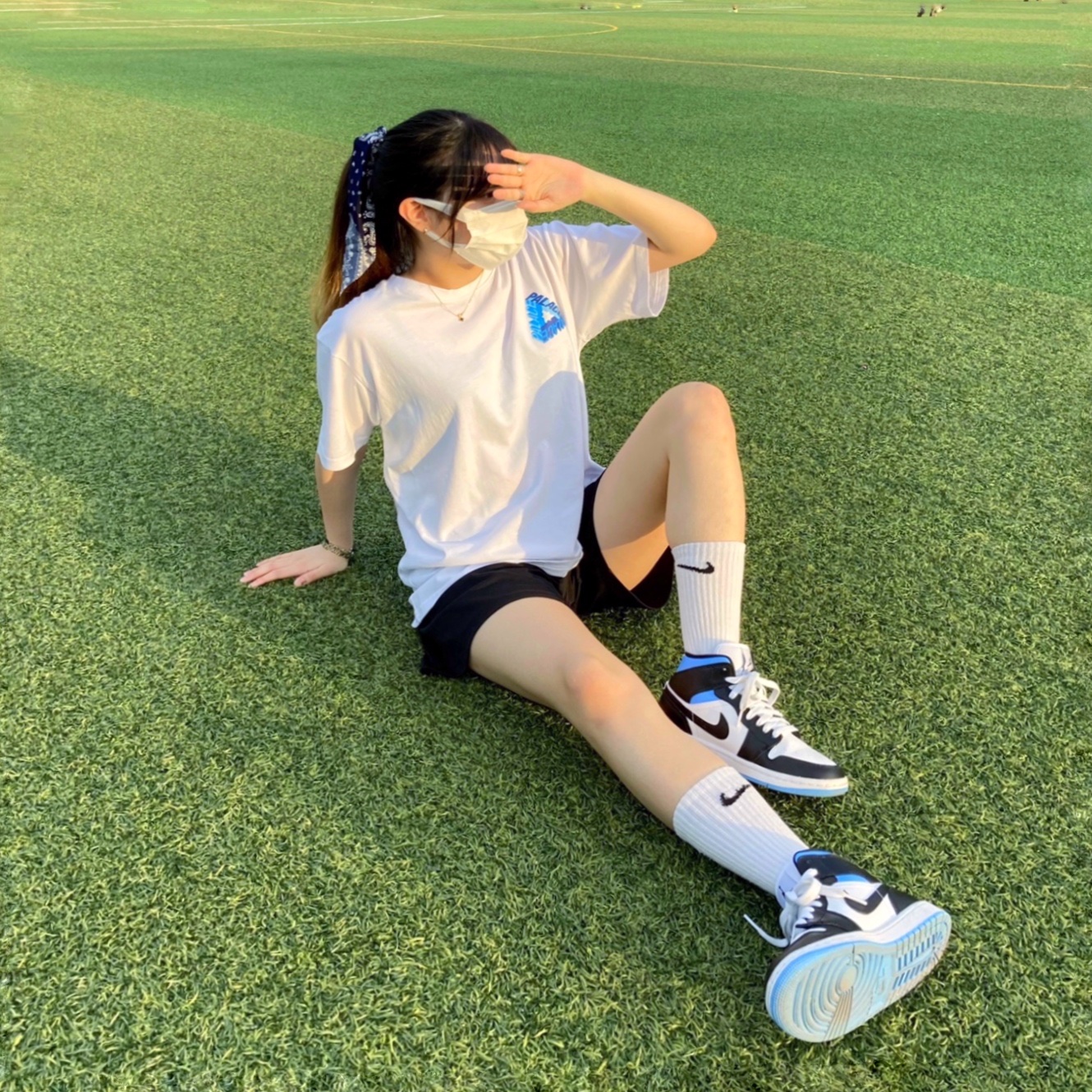 (W) Jordan 1 Mid White Black University Blue 착용 스타일 - 1