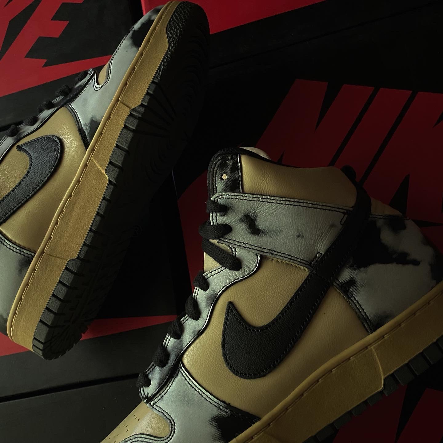 Nike Dunk High 1985 SP Black Acid Wash 착용 스타일 - 2