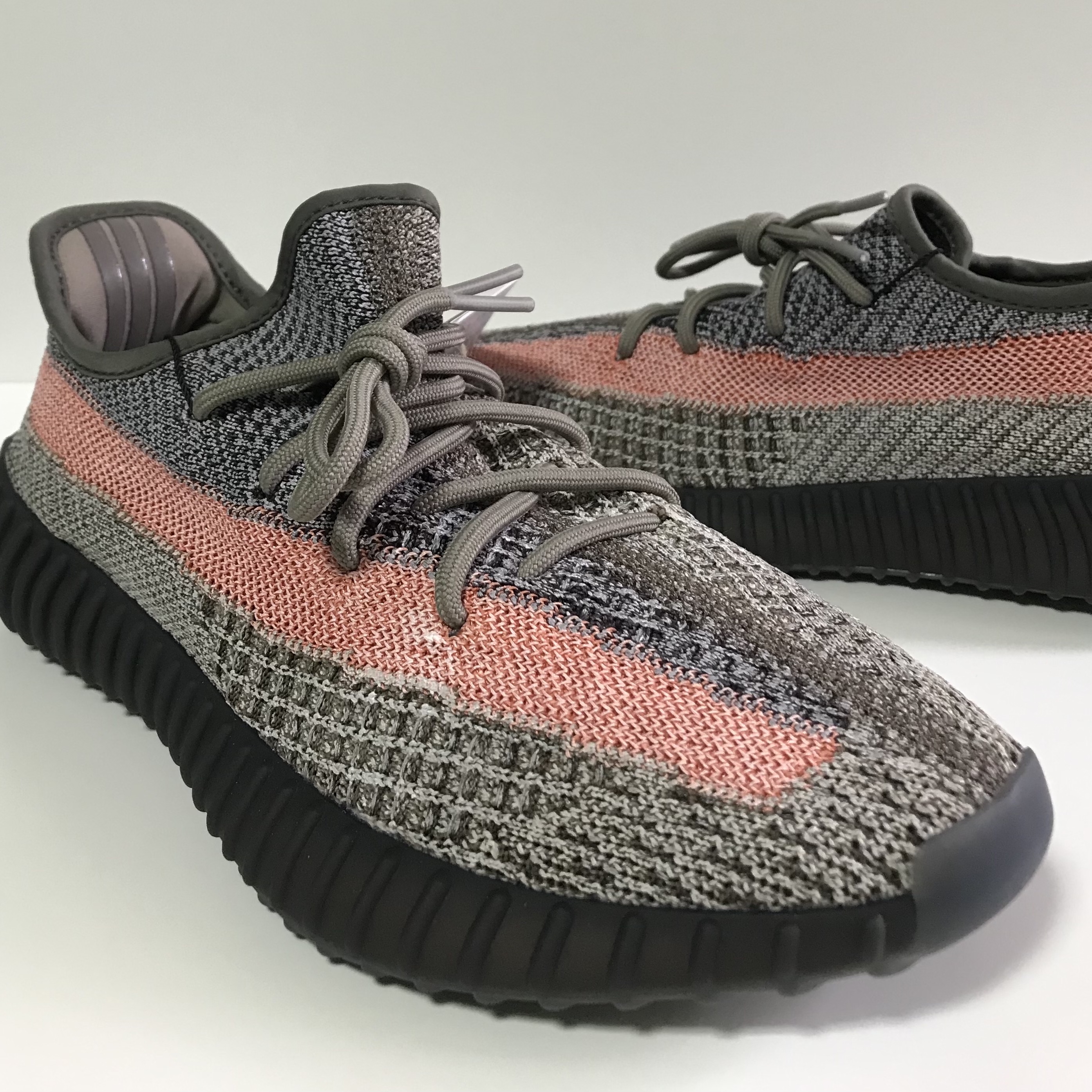 Adidas Yeezy Boost 350 V2 Ash Stone 착용 스타일 - 1