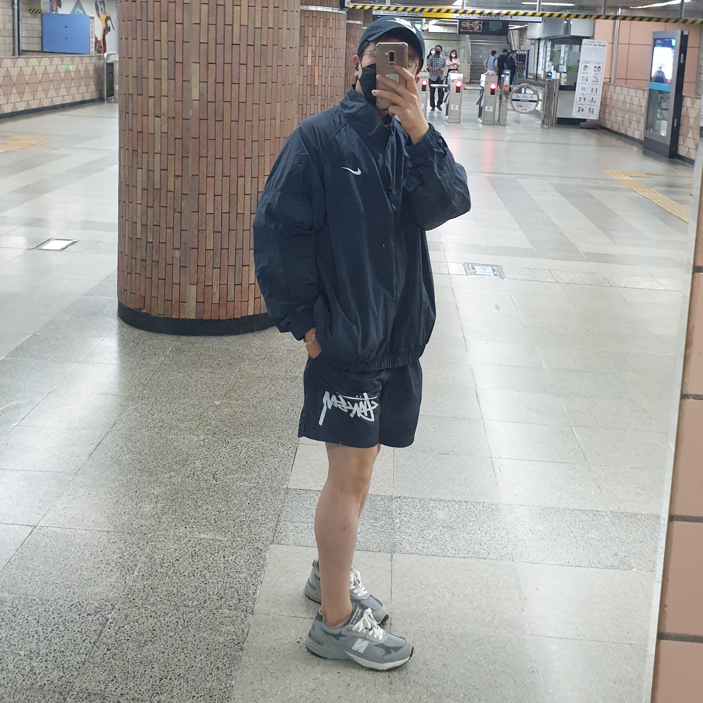 Nike x Stussy Windrunner Jacket Off Noir, Nike x Stussy Water Shorts Off Noir 착용 스타일 - 1