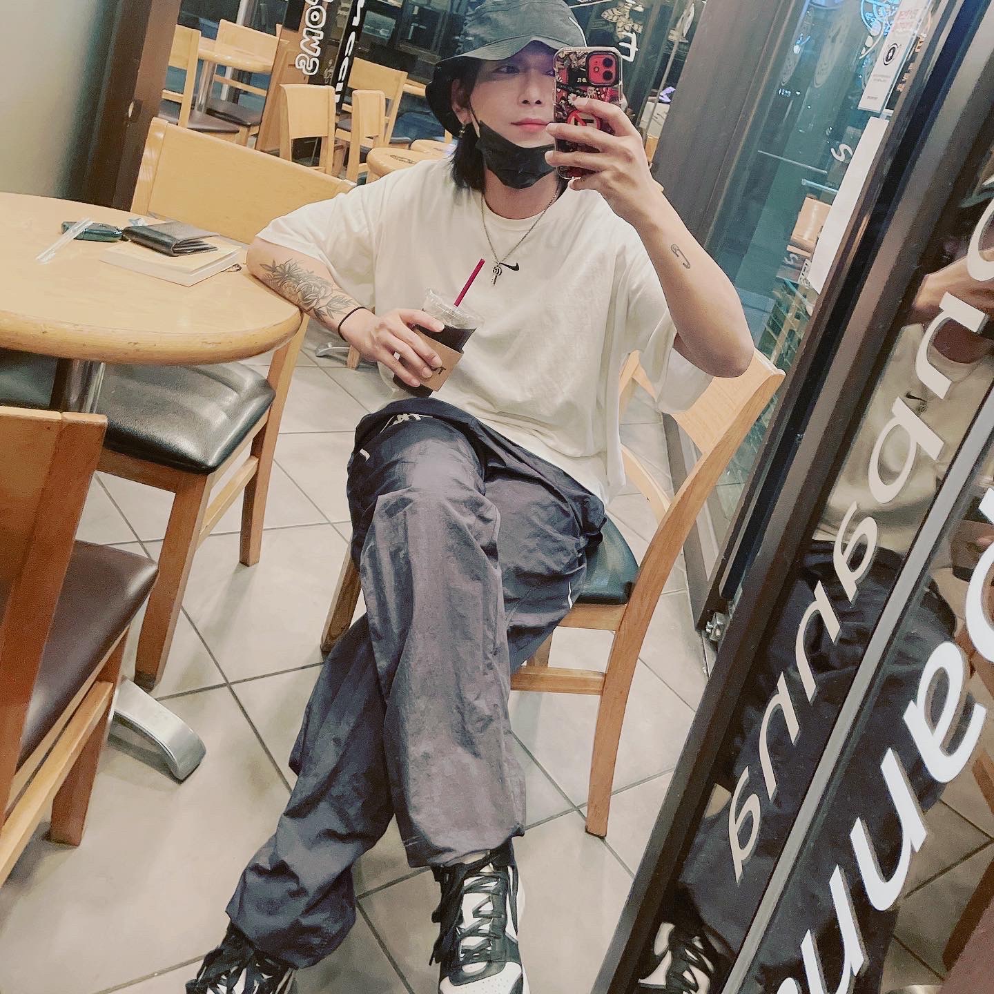 Nike x Stussy Beach Pants Off Noir, Nike x Stussy Bucket Hat Black 착용 스타일