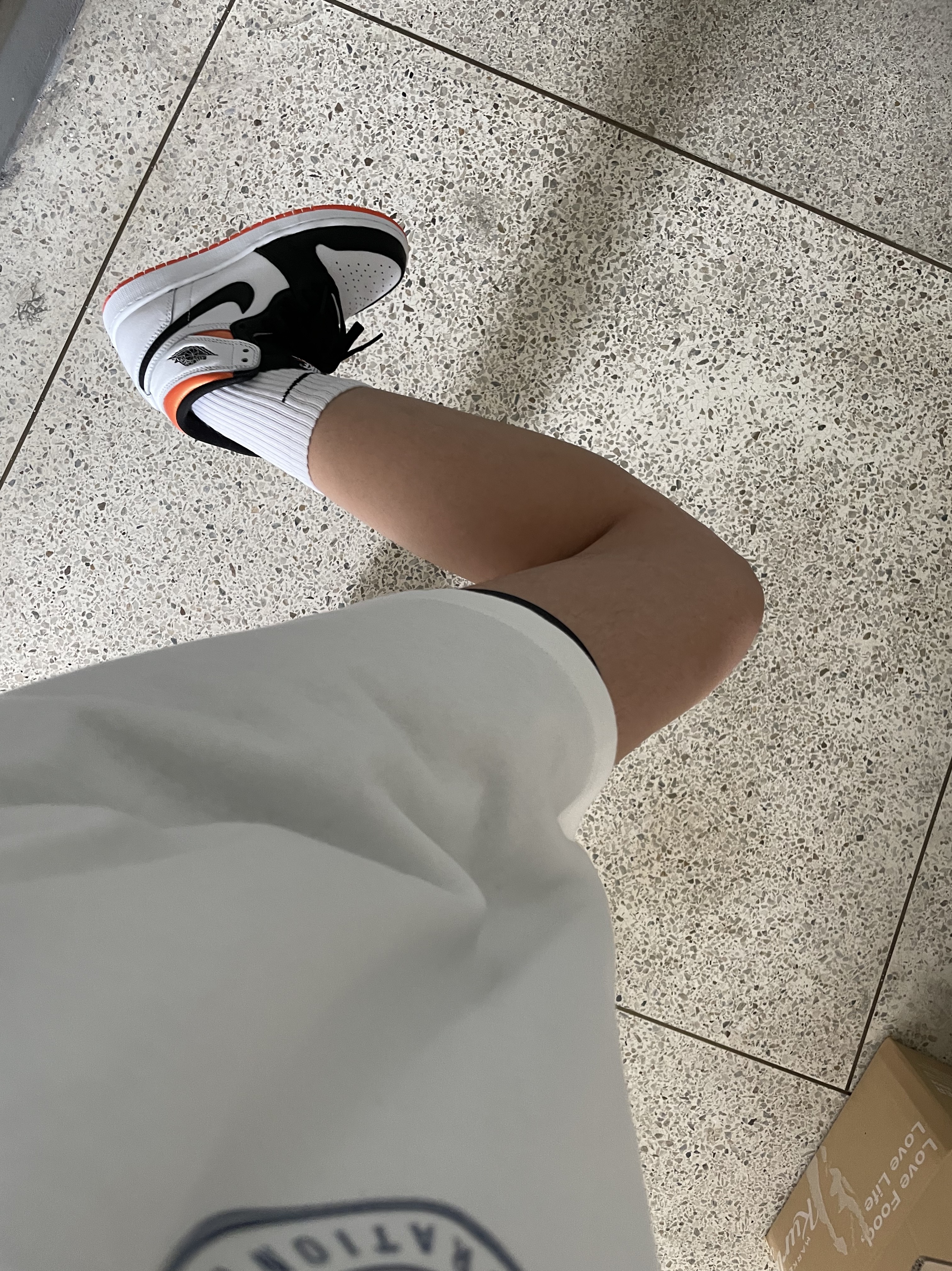 Jordan 1 Retro High OG Electro Orange 착용 스타일