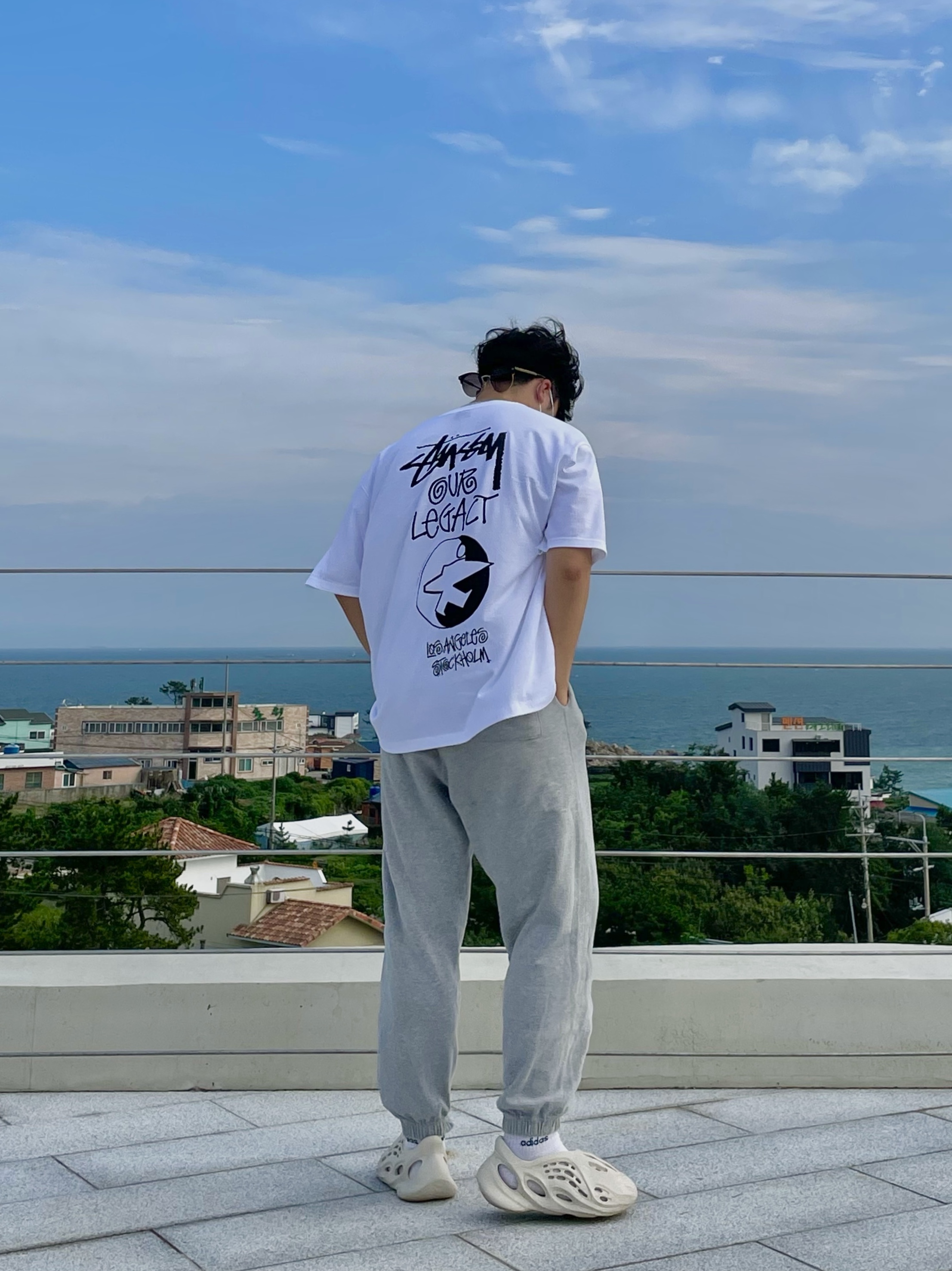 Adidas Yeezy Foam RNNR Sand, Stussy x Our Legacy Surfman T-Shirt White - 21SS 착용 스타일 - 1