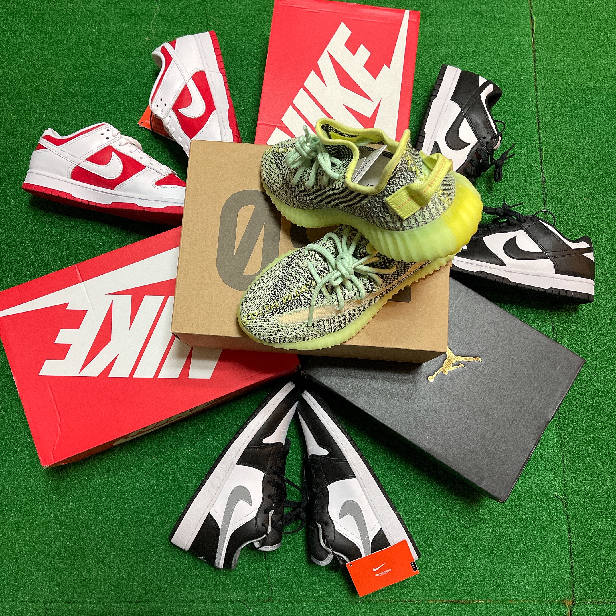 Adidas Yeezy Boost 350 V2 Yeezreel - Reflective, (GS) Jordan 1 Low Black Particle Grey 착용 스타일