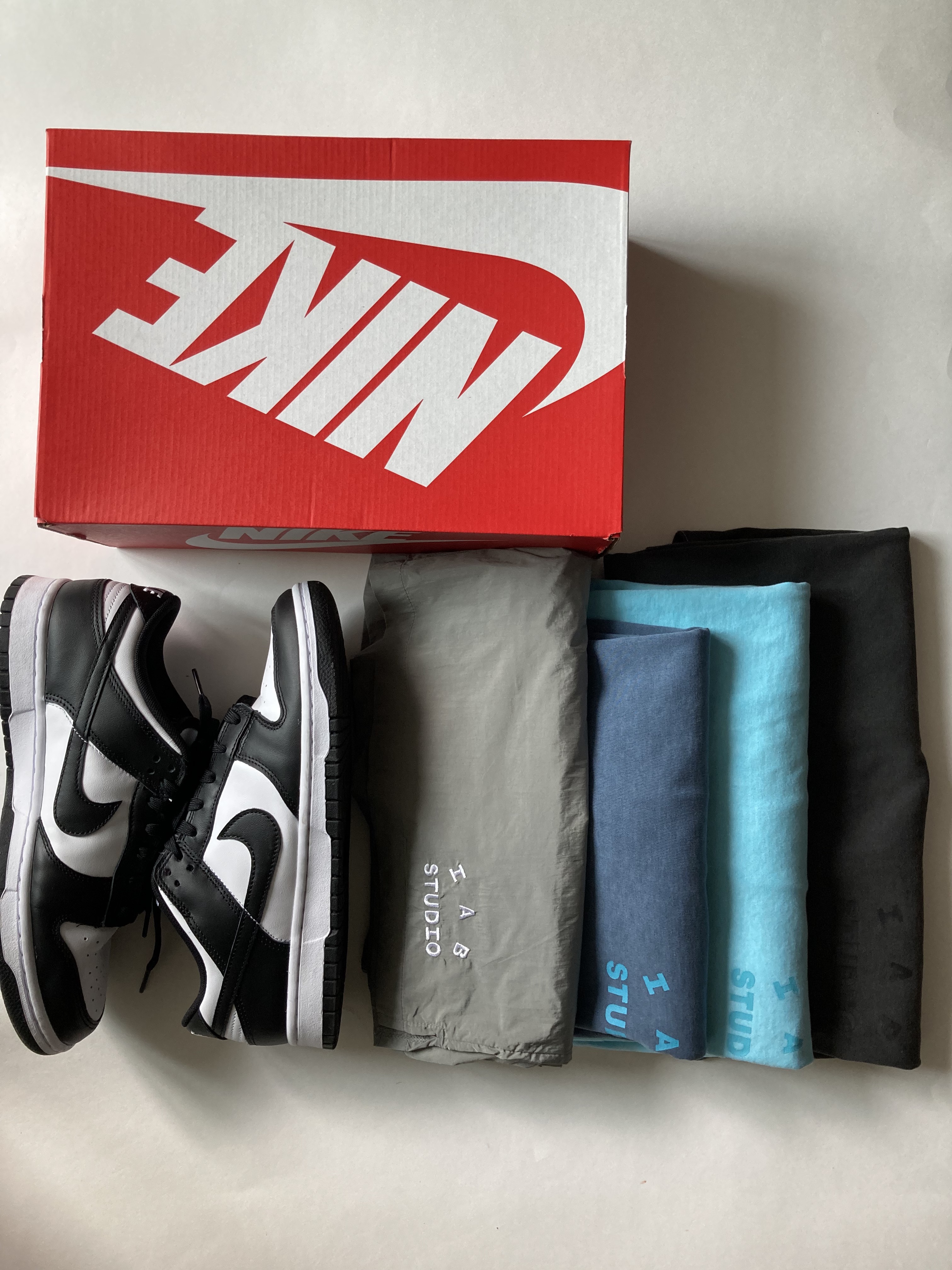 Nike Dunk Low Retro Black, IAB Studio Woven Shorts Gray 착용 스타일 - 1