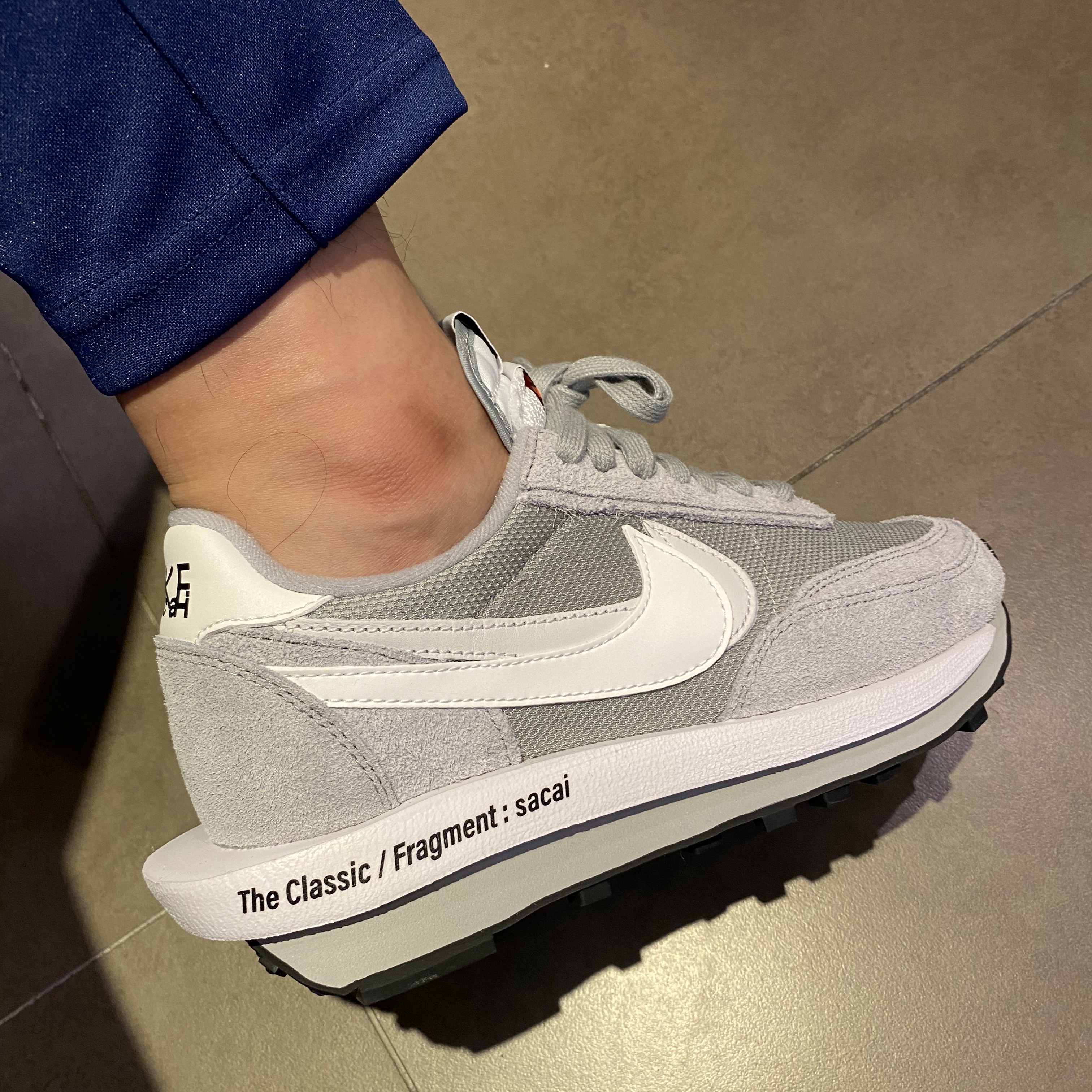 Nike x Sacai x Fragment LDWaffle Light Smoke Grey, IAB Studio Pigment T-Shirt Oatmeal 착용 스타일 - 3