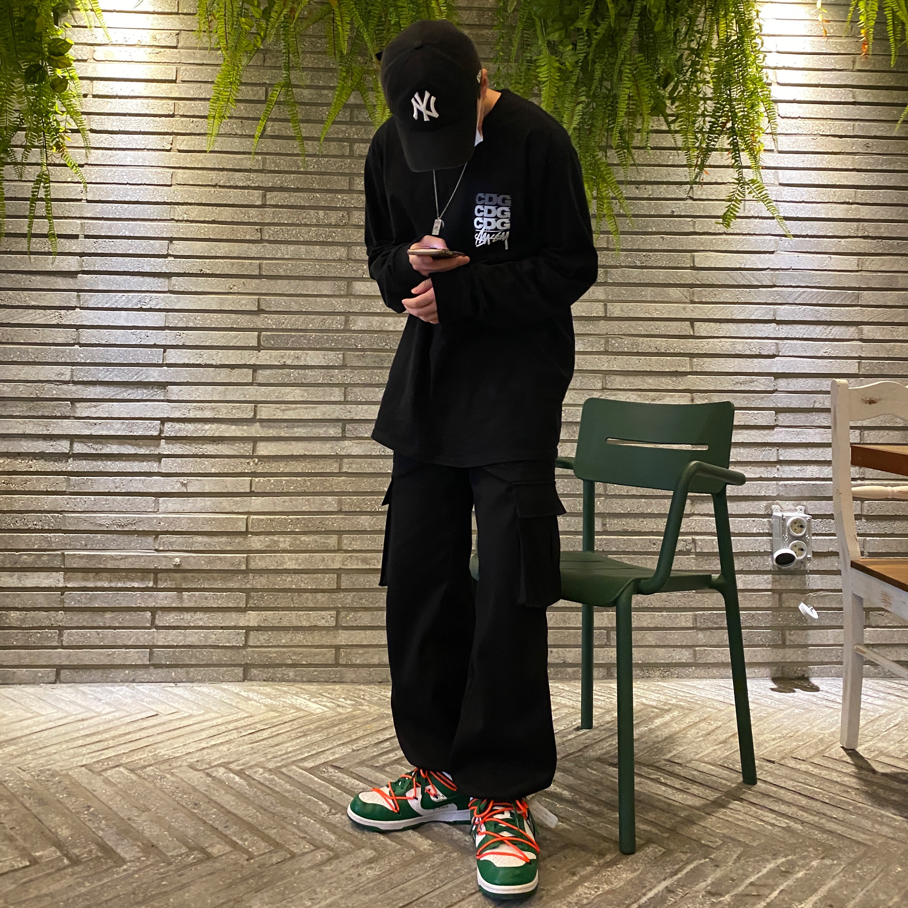 Stussy x CDG Dot LS T-Shirt Black, Nike x Off-White Dunk Low Pine Green 착용 스타일
