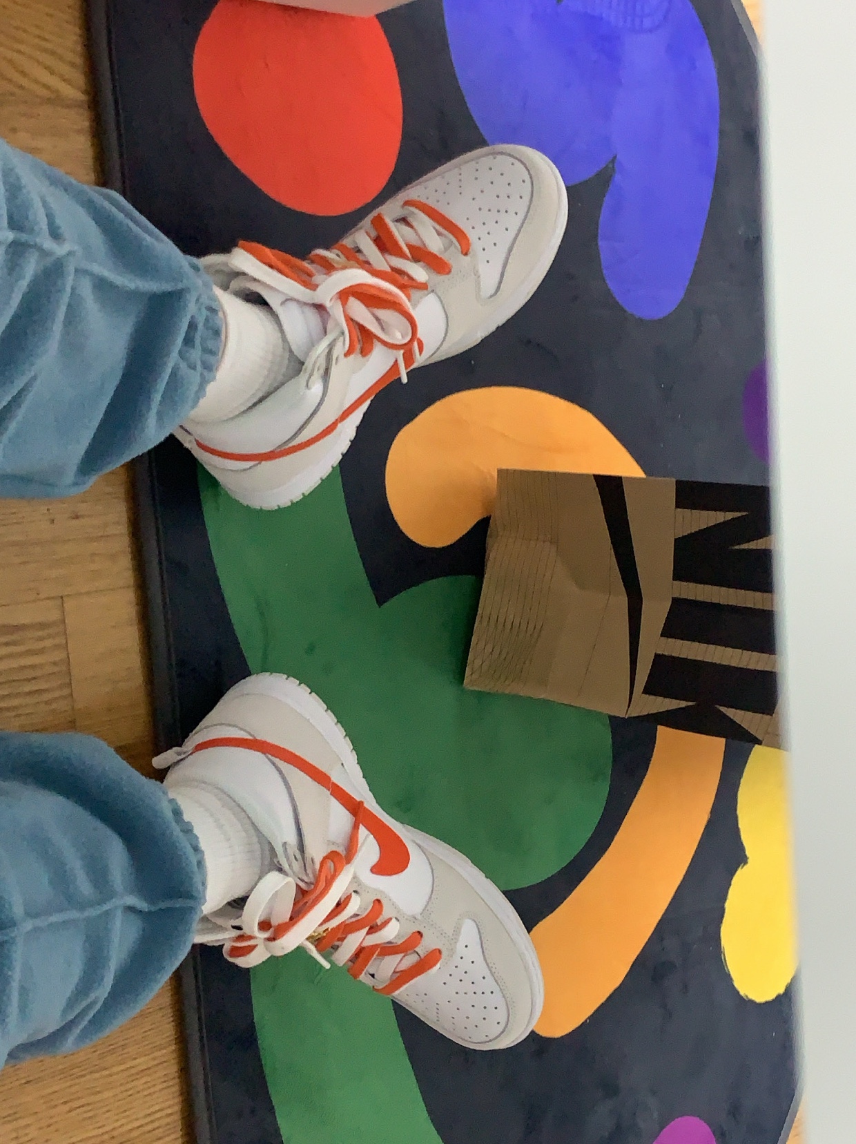 (W) Nike Dunk High SE First Use Sail University Orange 착용 스타일 - 3
