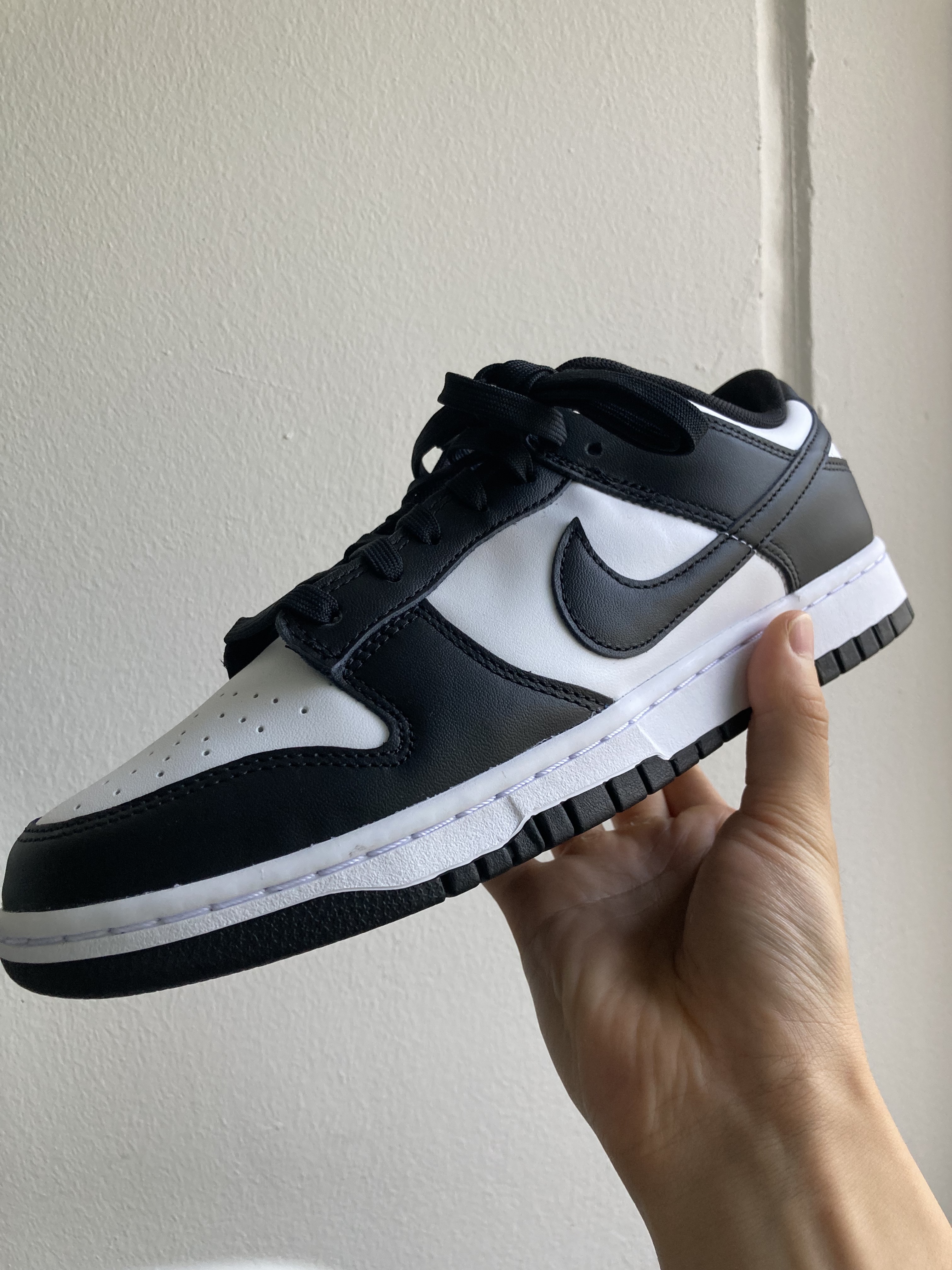 Nike Dunk Low Retro Black, Jordan 1 x Travis Scott x Fragment Retro Low OG SP Military Blue 착용 스타일 - 1
