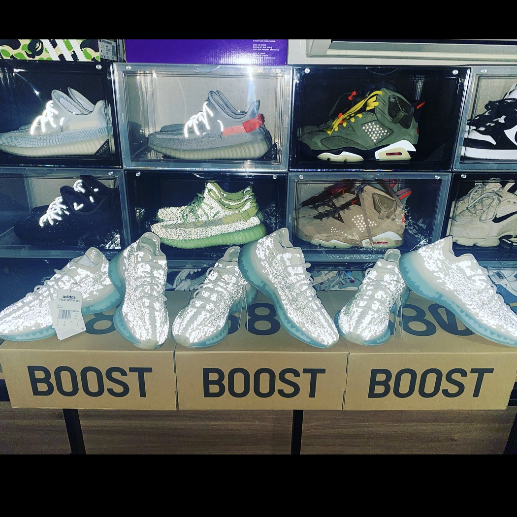 Adidas Yeezy Boost 350 V2 Cloud White - Non-Reflective, Adidas Yeezy Boost 350 V2 Black - Non-Reflective 착용 스타일 - 2