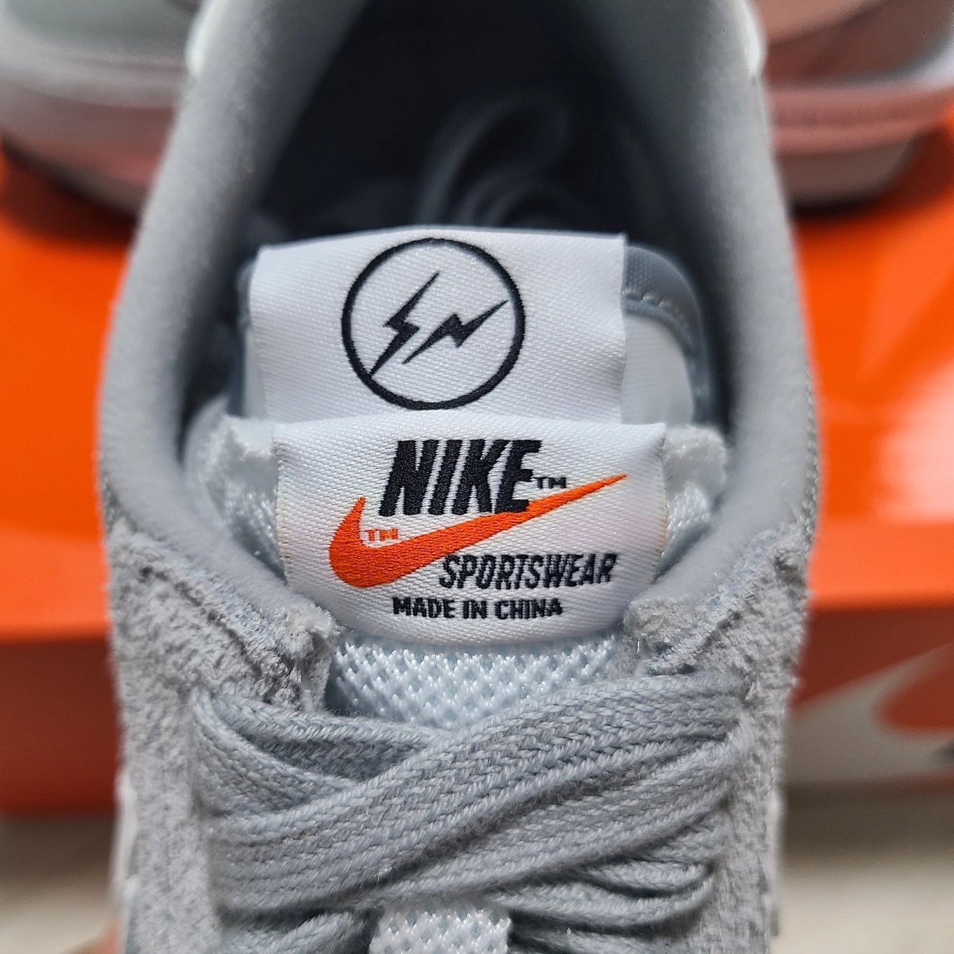 Nike x Sacai x Fragment LDWaffle Light Smoke Grey 착용 스타일 - 3