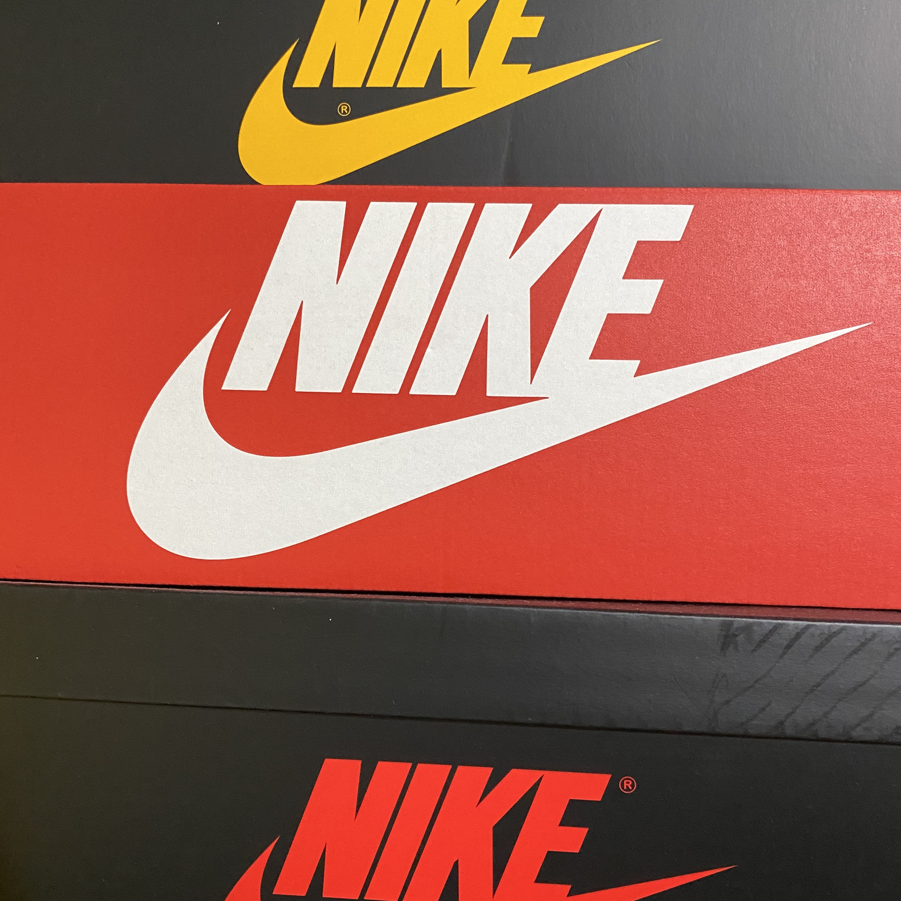 Jordan 1 Retro High OG Pollen, Nike x Kasina Dunk Low 80's Bus 착용 스타일