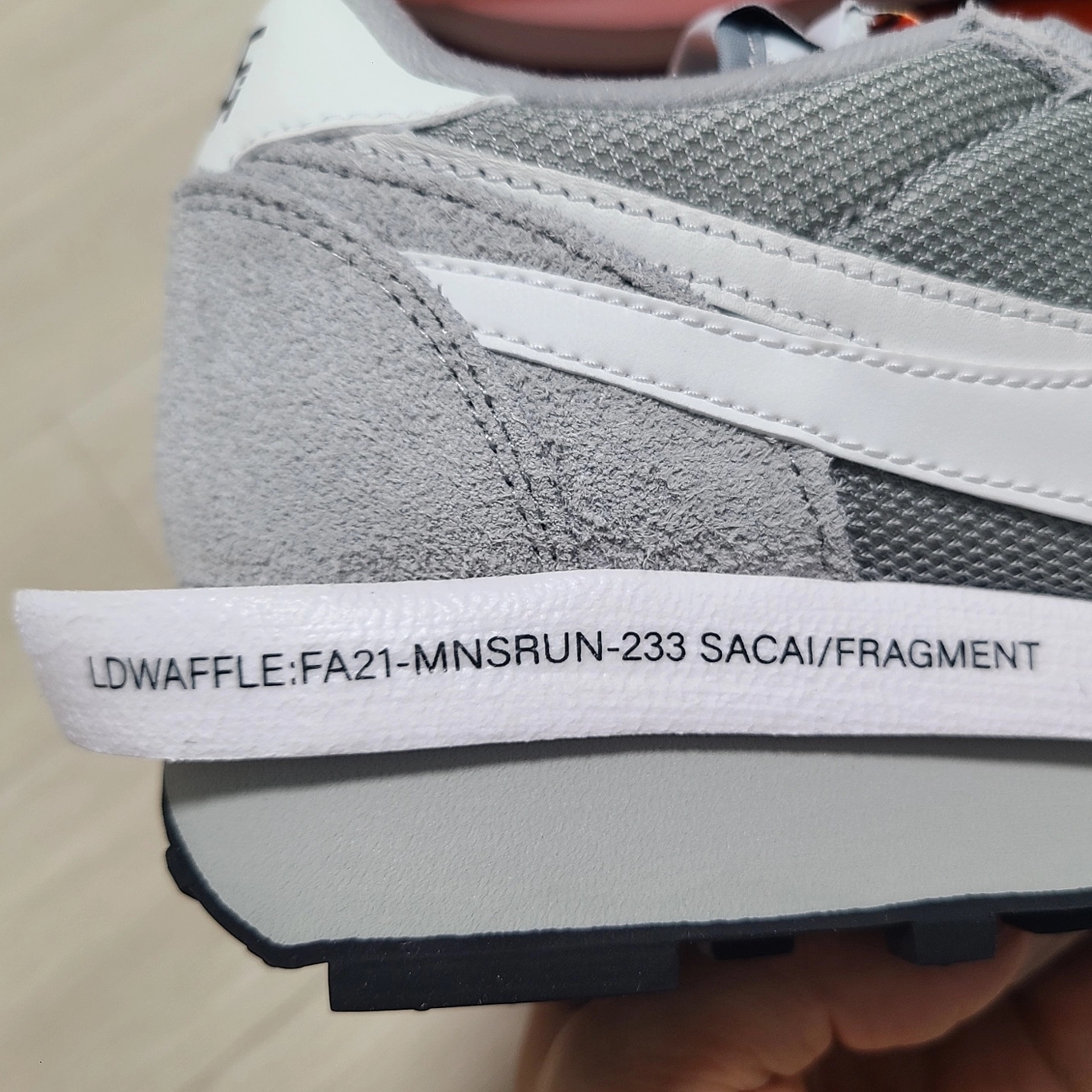 Nike x Sacai x Fragment LDWaffle Light Smoke Grey 착용 스타일 - 5