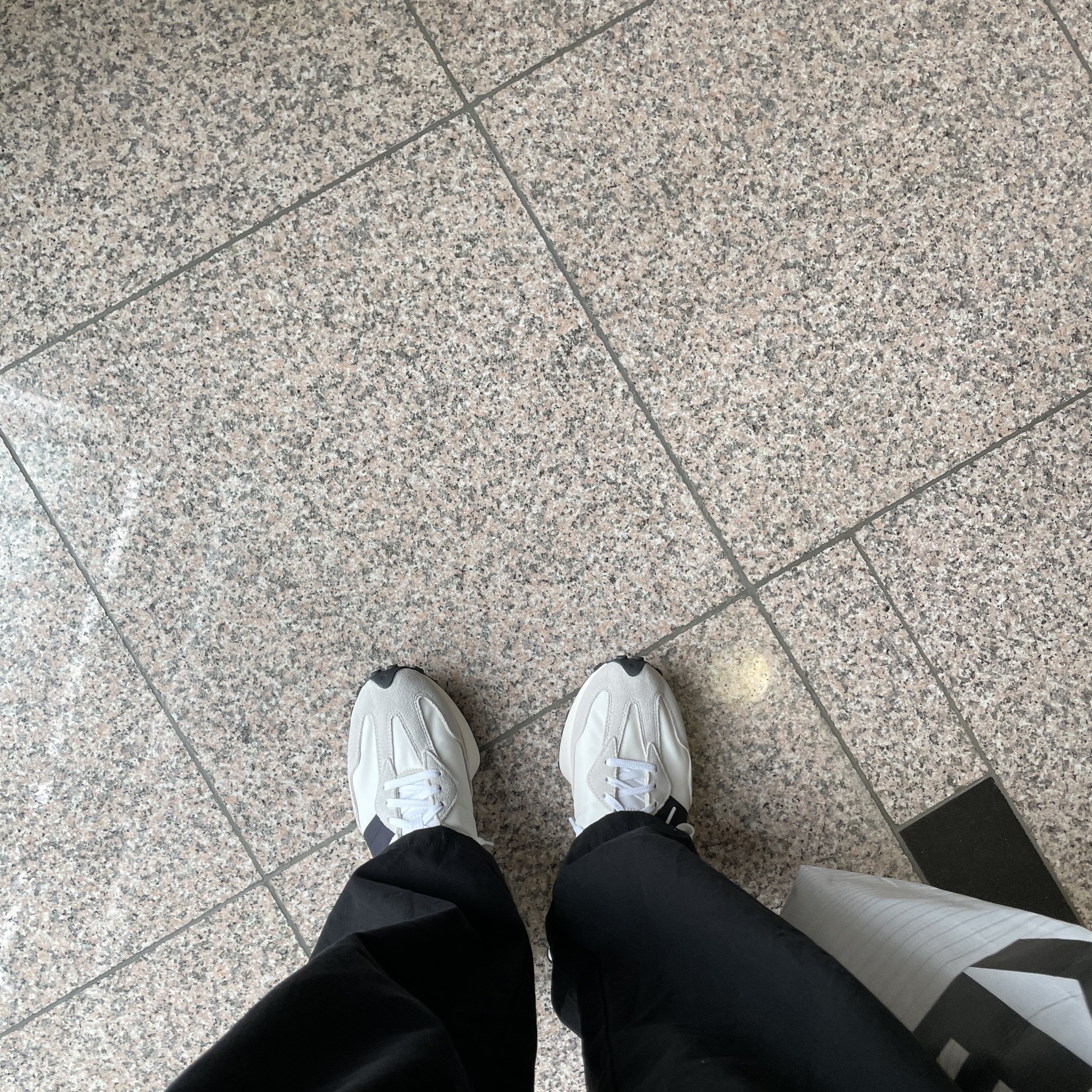 New Balance 327 White Black 착용 스타일