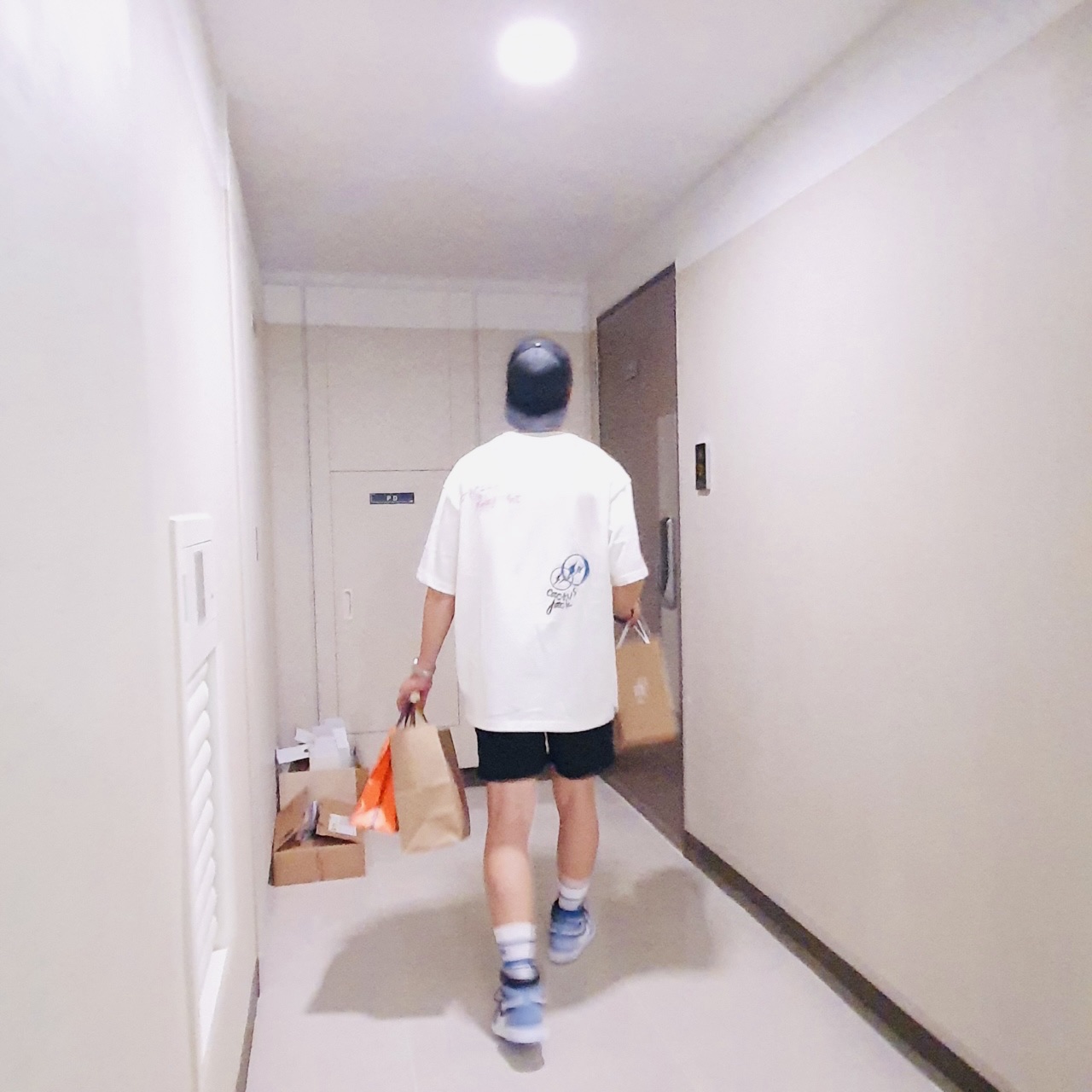 Jordan x Travis Scott x Fragment T-Shirt Sail (DJ0619-133), Jordan 1 Retro High OG University Blue 착용 스타일