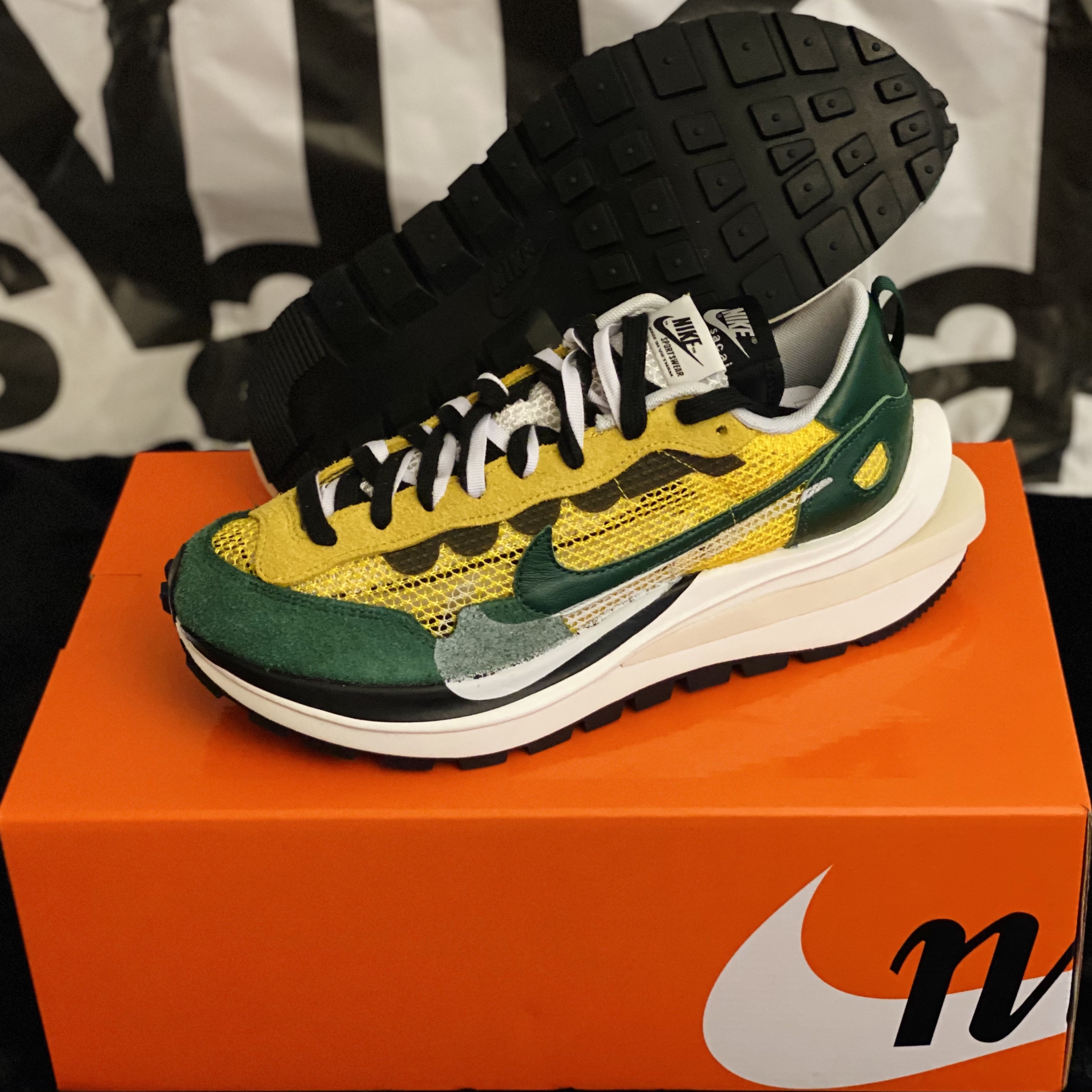 Nike x Sacai VaporWaffle Tour Yellow & Gorge Green Sail 착용 스타일 - 3