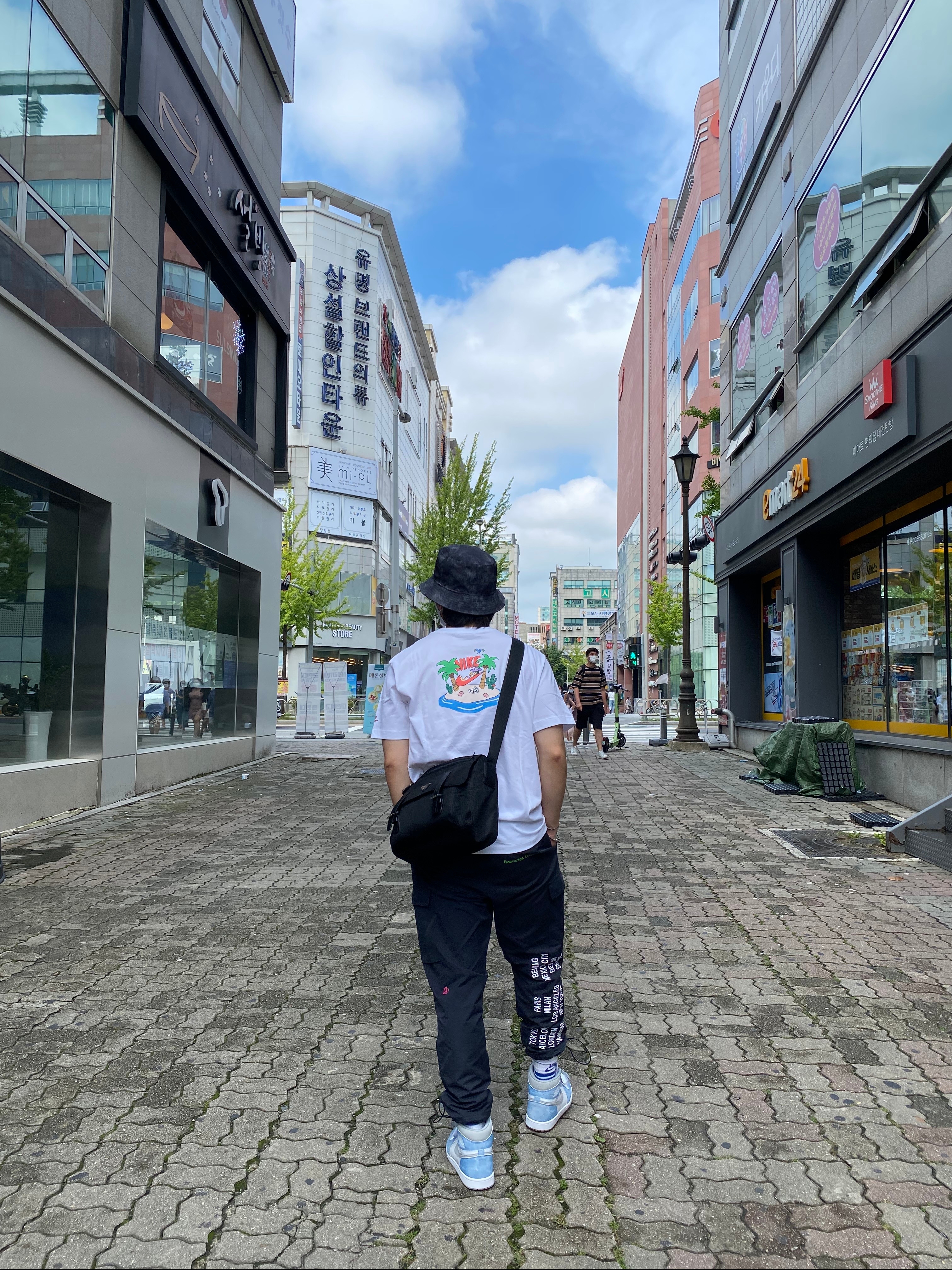 Jordan 1 Retro High OG Hyper Royal, Nike Bucket Futura Tie-Dye Black 착용 스타일 - 1