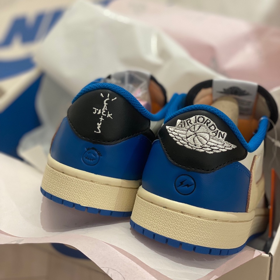 Jordan 1 x Travis Scott x Fragment Retro Low OG SP Military Blue 착용 스타일 - 2