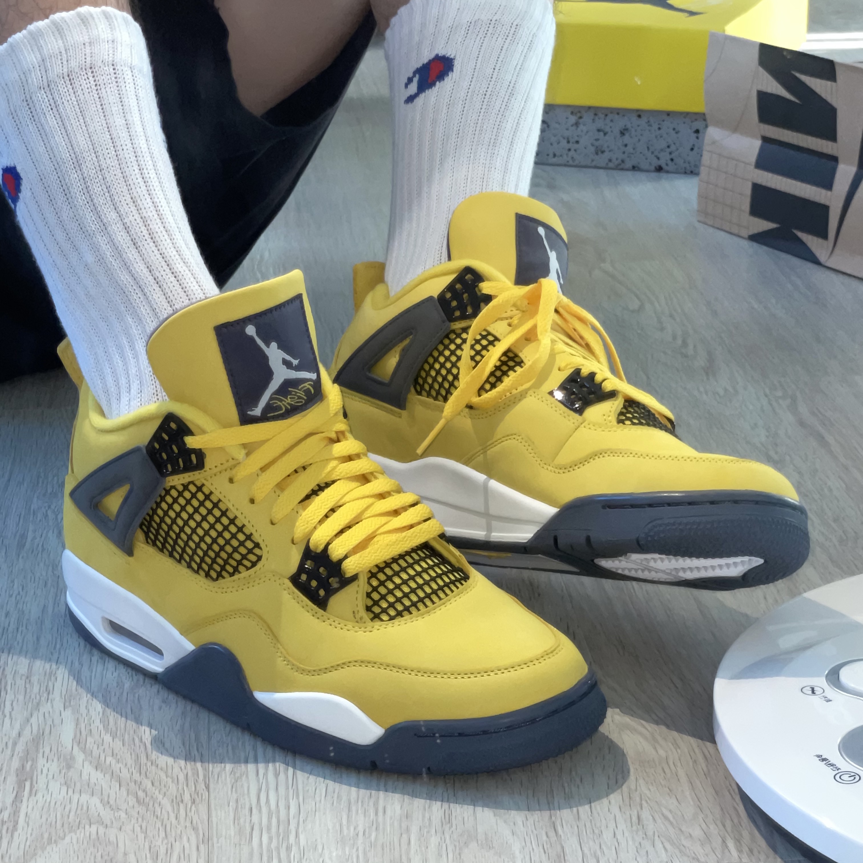 Jordan 4 Retro Tour Yellow 착용 스타일