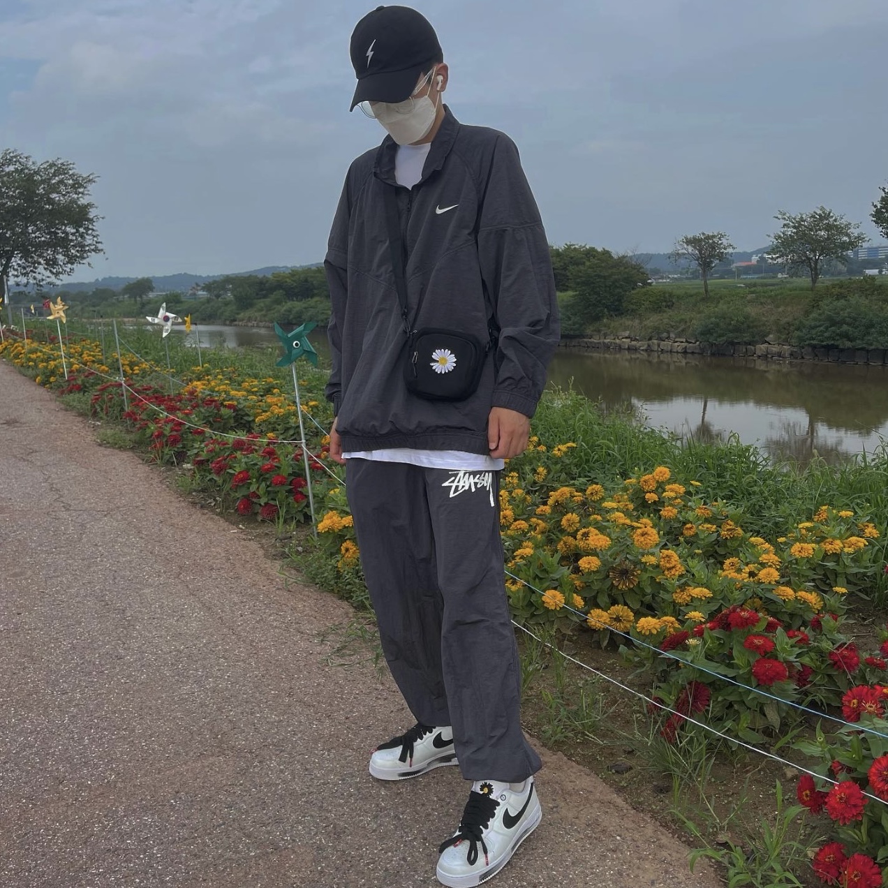 Nike x Stussy Windrunner Jacket Off Noir, Nike x Stussy Beach Pants Off Noir 착용 스타일