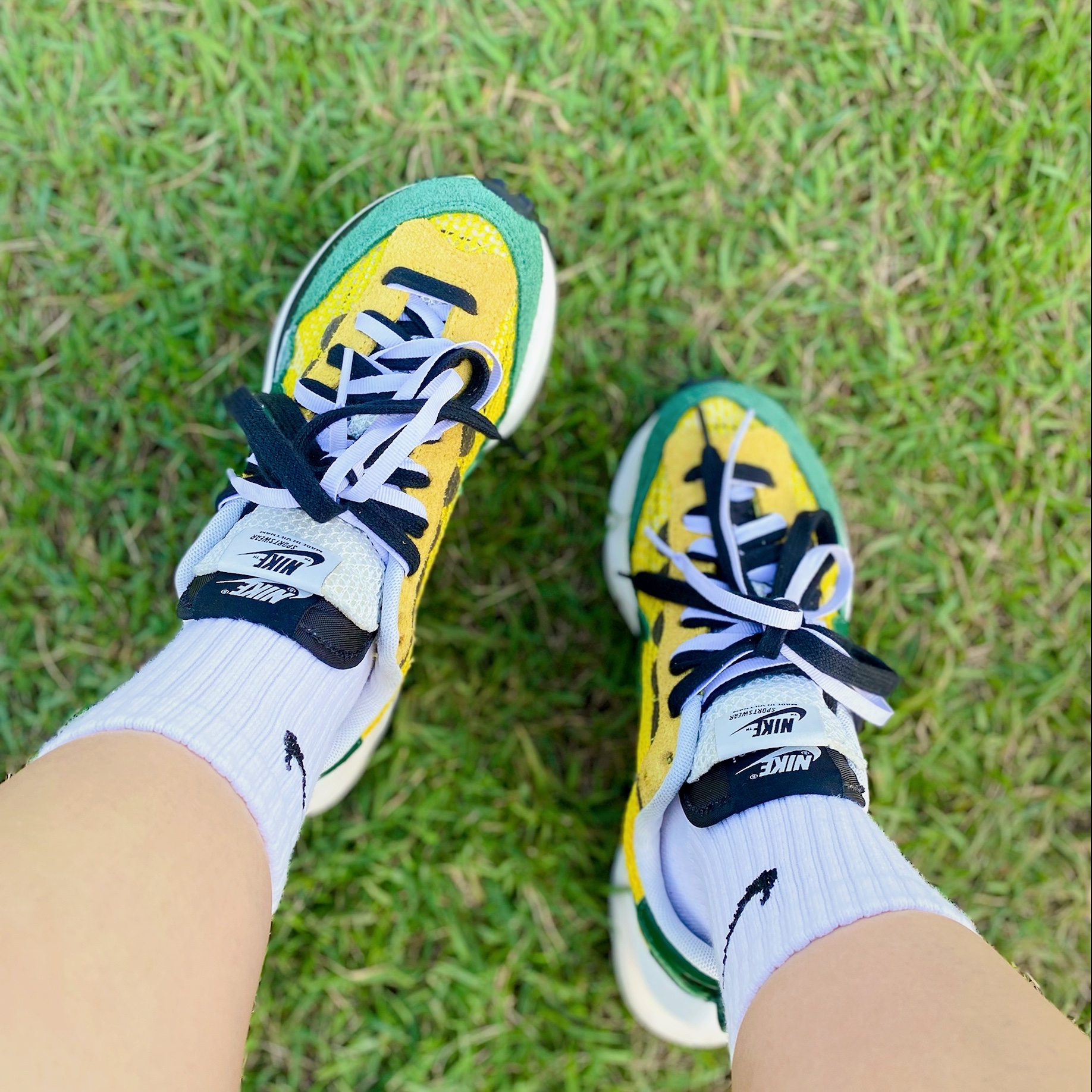 Nike x Sacai VaporWaffle Tour Yellow & Gorge Green Sail 착용 스타일 - 3