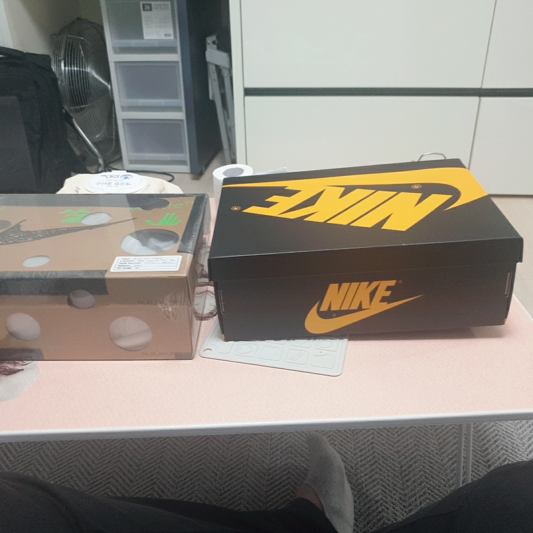 Jordan 1 Retro High OG Pollen, Nike x Off-White Dunk Low The 50 - Lot 46 착용 스타일 - 1