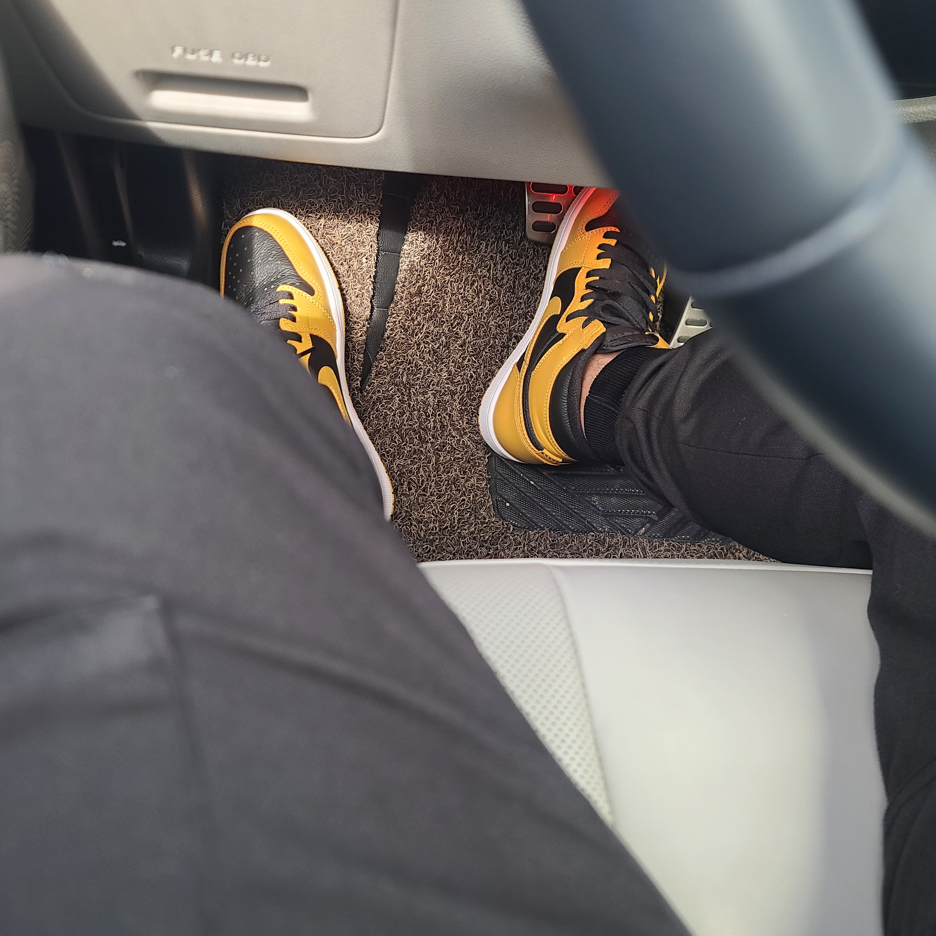 Jordan 4 Retro Tour Yellow, Jordan 1 Retro High OG Pollen 착용 스타일 - 3