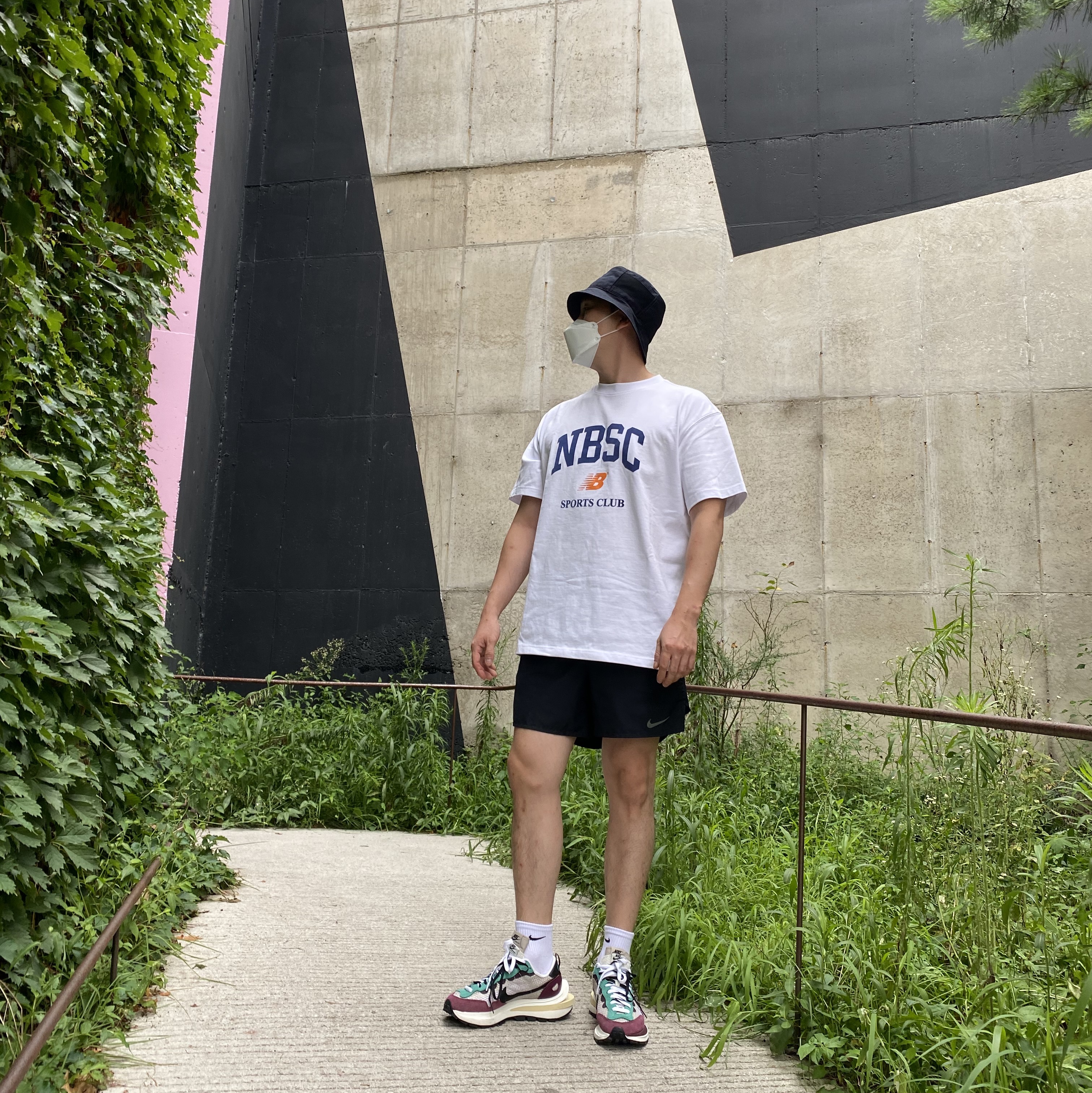 Nike x Sacai VaporWaffle String & Black Villain Red, Nike Futura Washed Bucket Hat Black 착용 스타일
