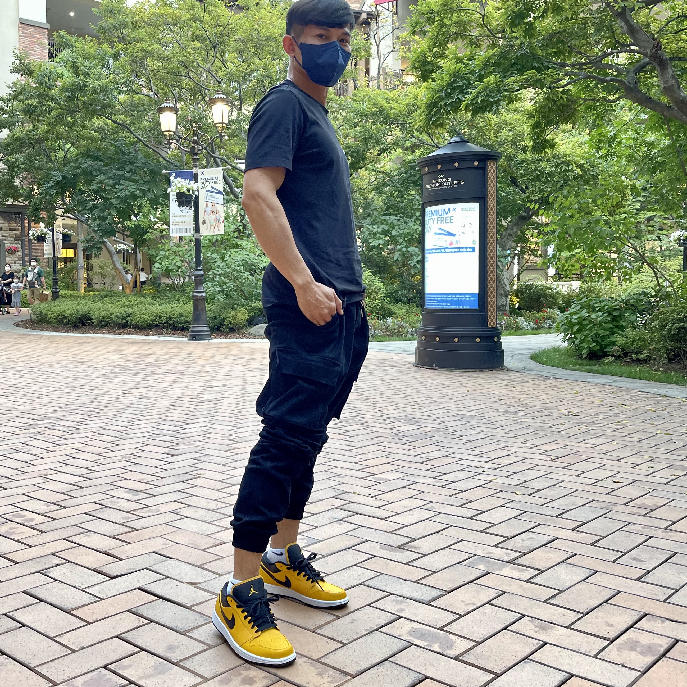 Jordan 1 Low University Gold Black 착용 스타일