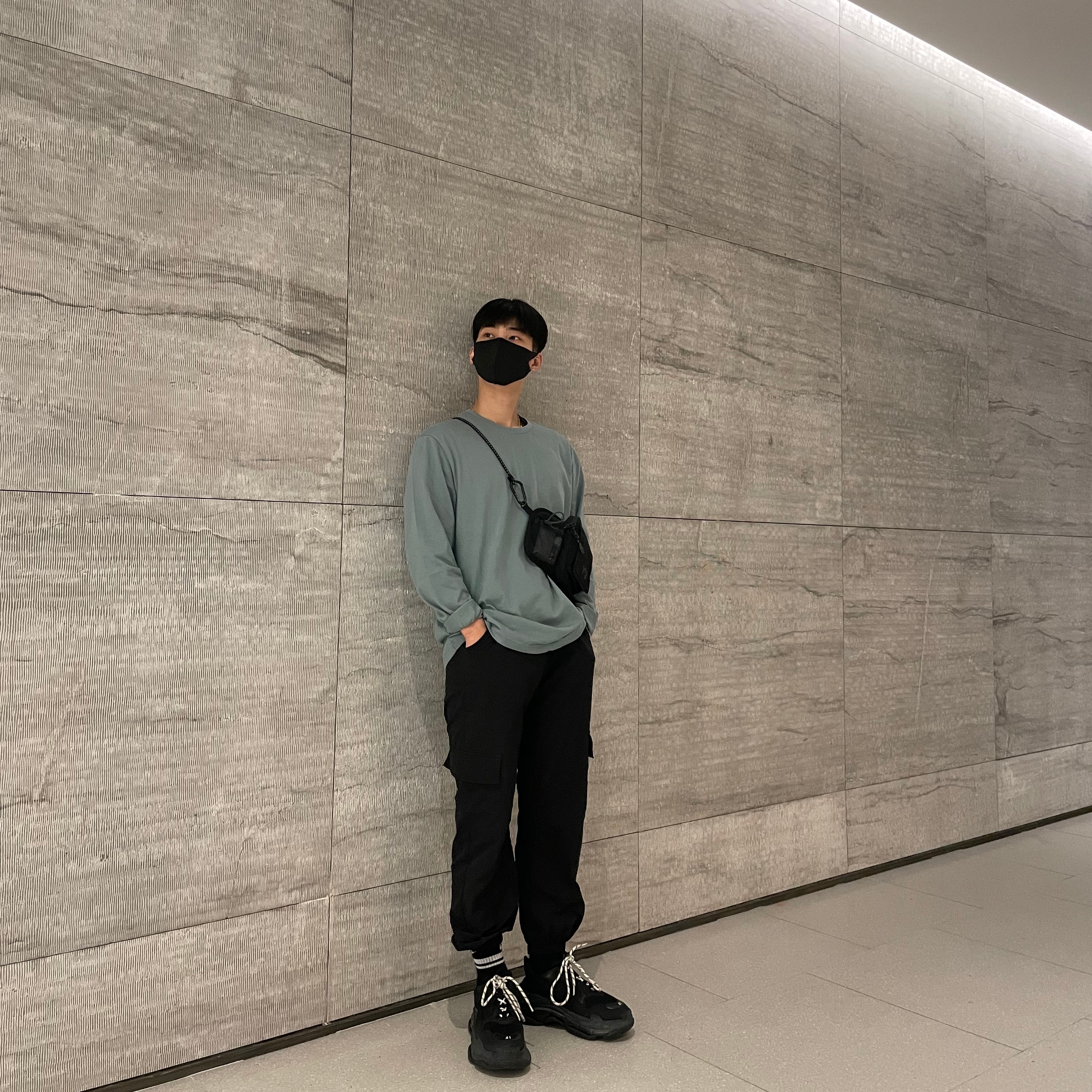 Balenciaga Triple S Black Clear Sole 2019 착용 스타일 - 1