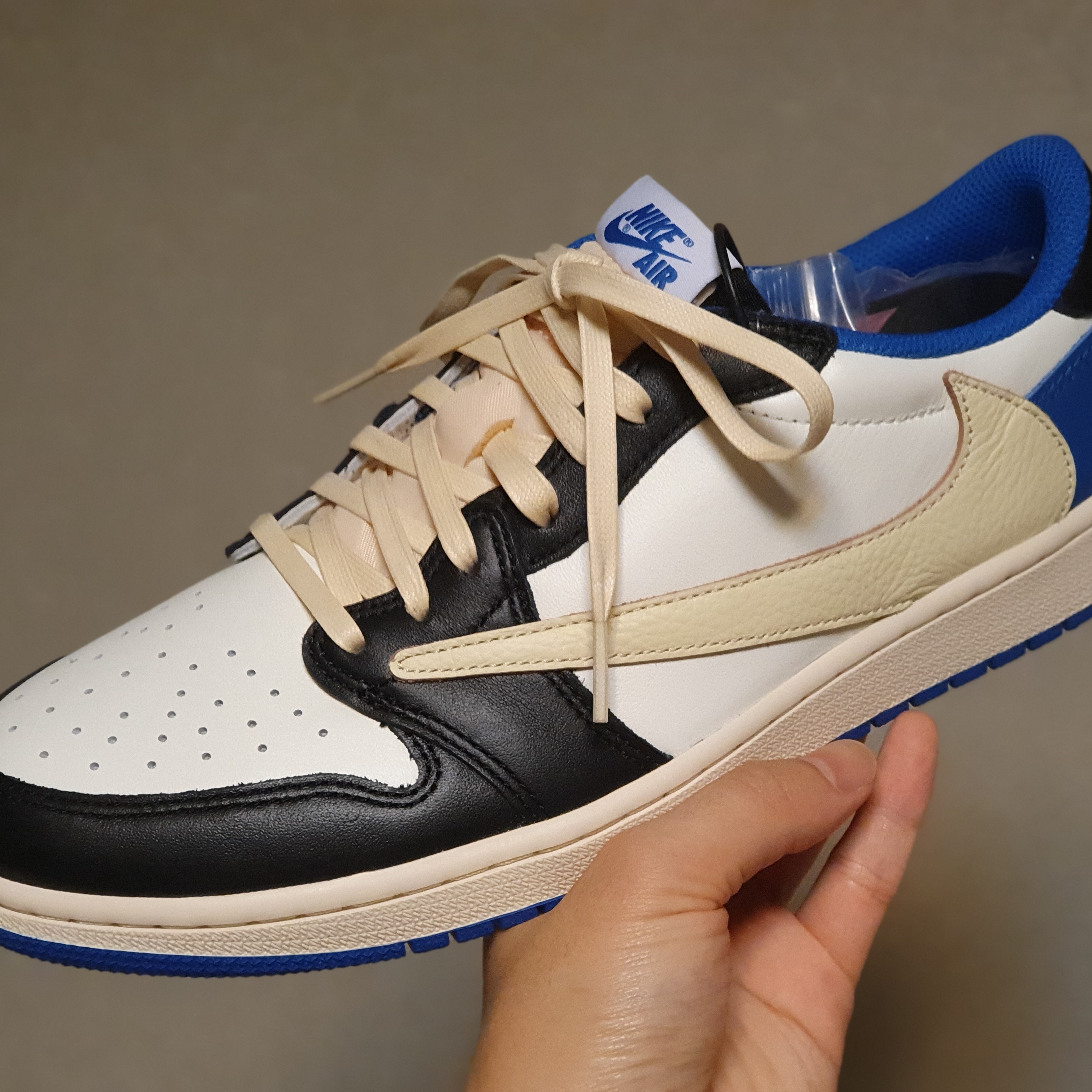 Jordan 1 x Travis Scott x Fragment Retro Low OG SP Military Blue 착용 스타일 - 1