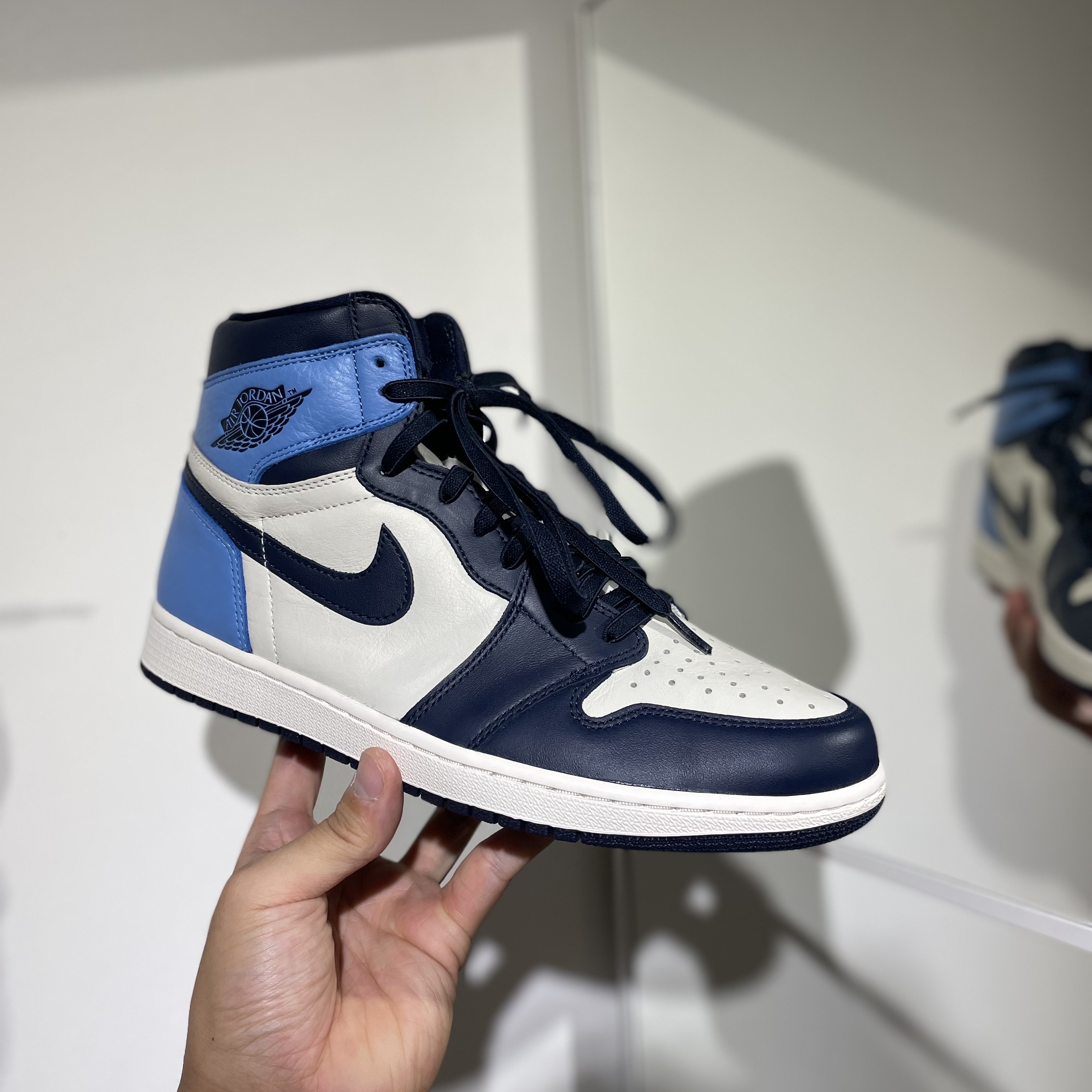Jordan 1 Retro High Obsidian UNC 착용 스타일 - 3