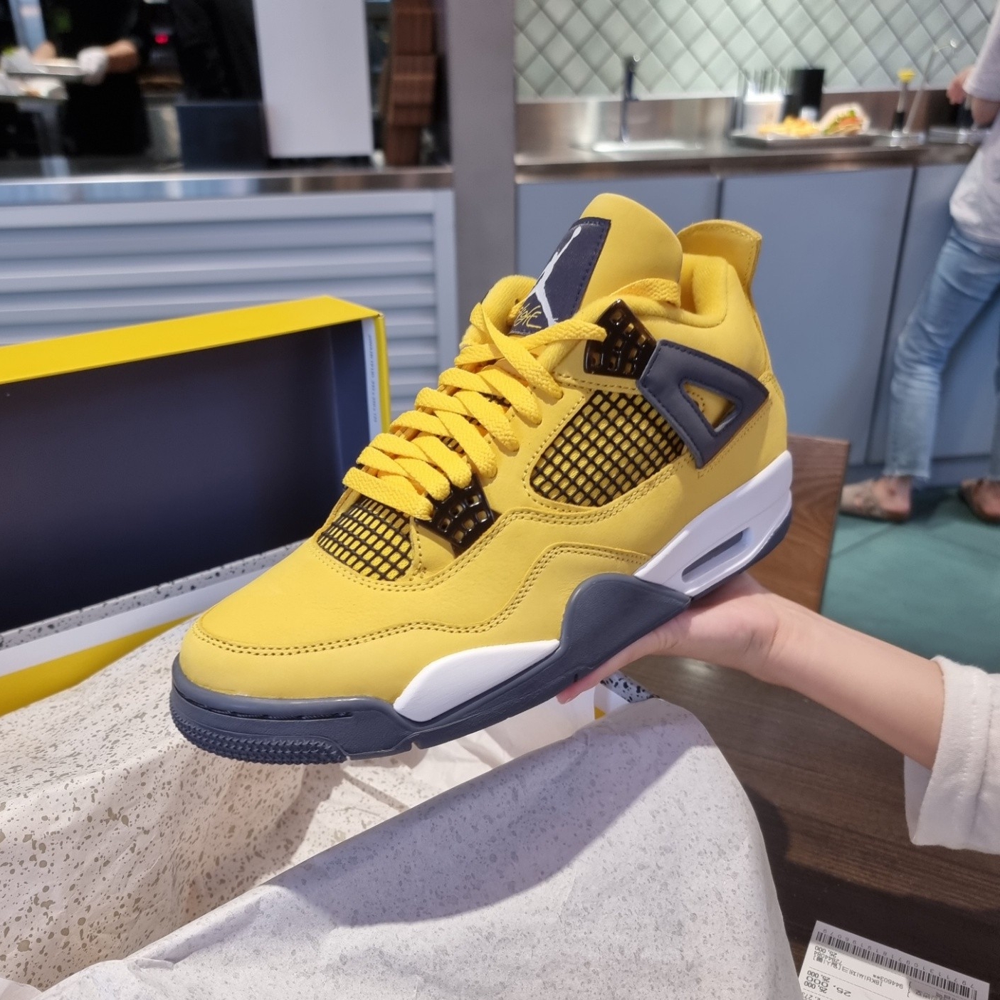 Jordan 4 Retro Tour Yellow 착용 스타일