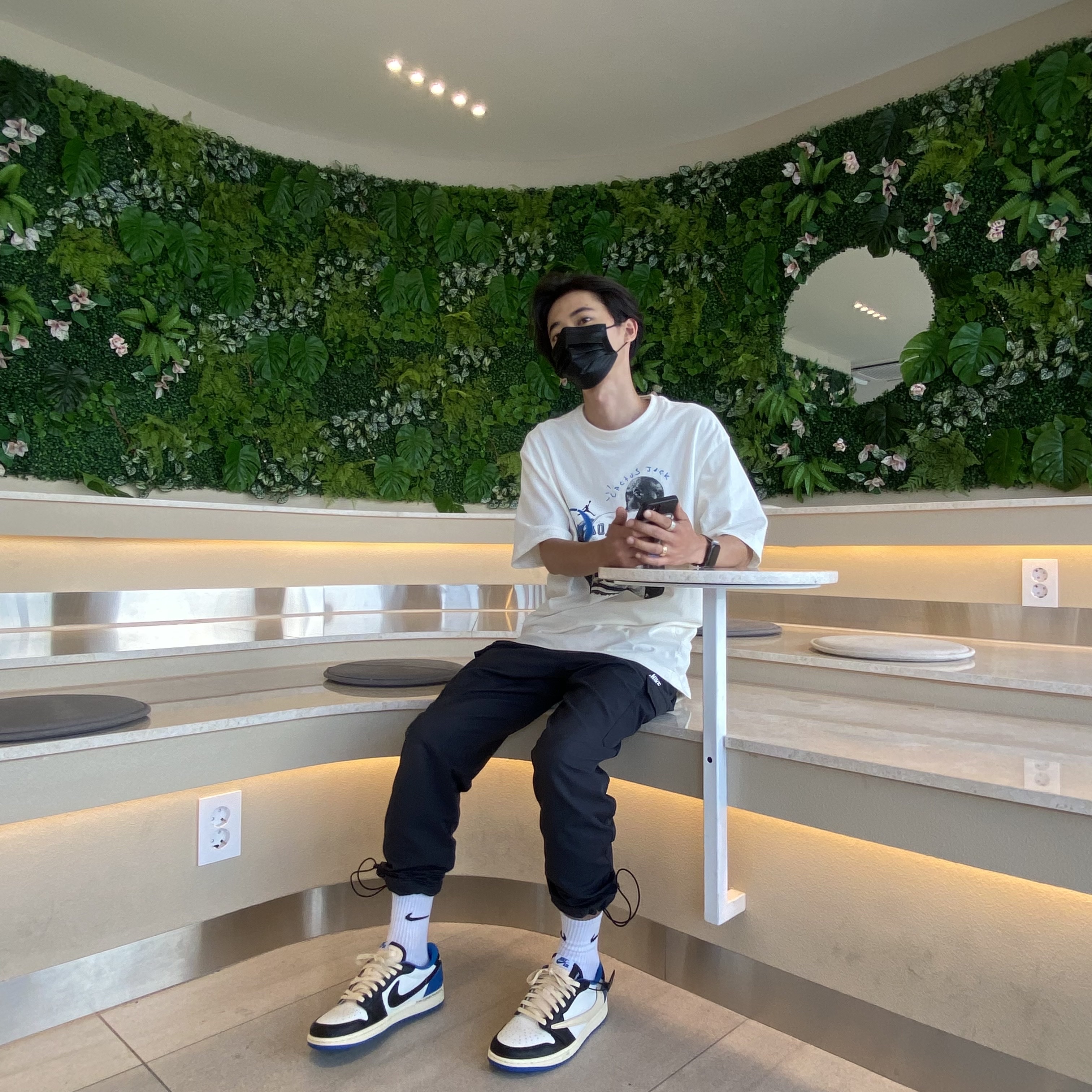 Jordan 1 x Travis Scott x Fragment Retro Low OG SP Military Blue, Jordan x Travis Scott x Fragment T-Shirt Sail (DJ0619-133) 착용 스타일 - 3