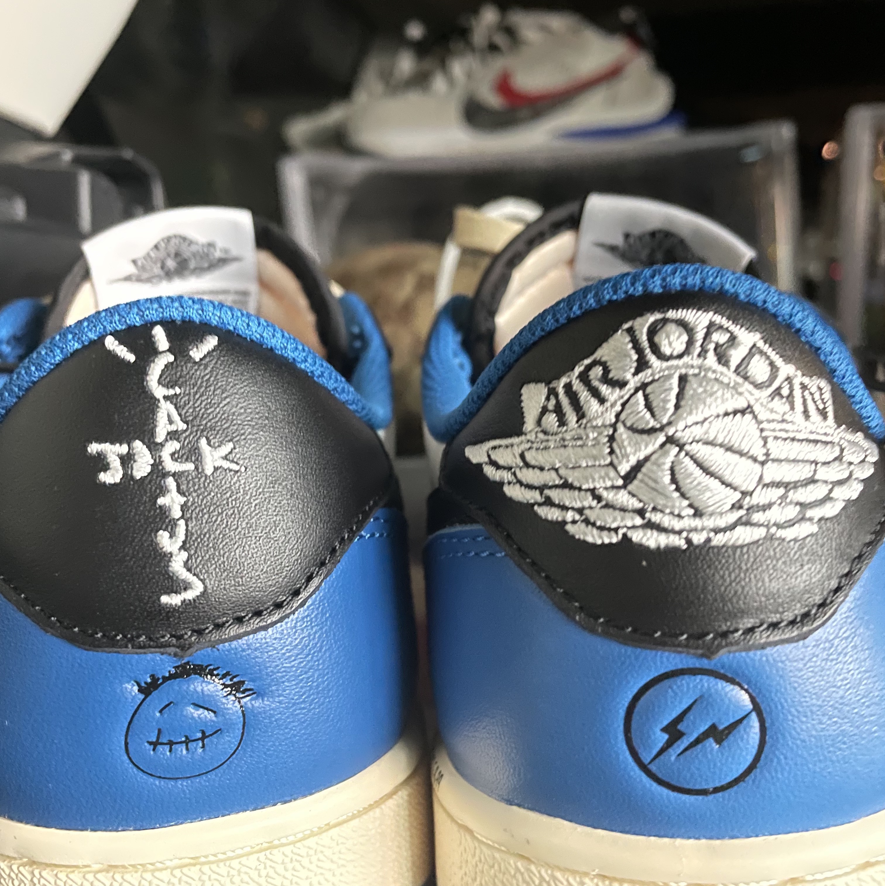Jordan 1 x Travis Scott x Fragment Retro Low OG SP Military Blue, Nike x Sacai VaporWaffle Royal Fuchsia 착용 스타일