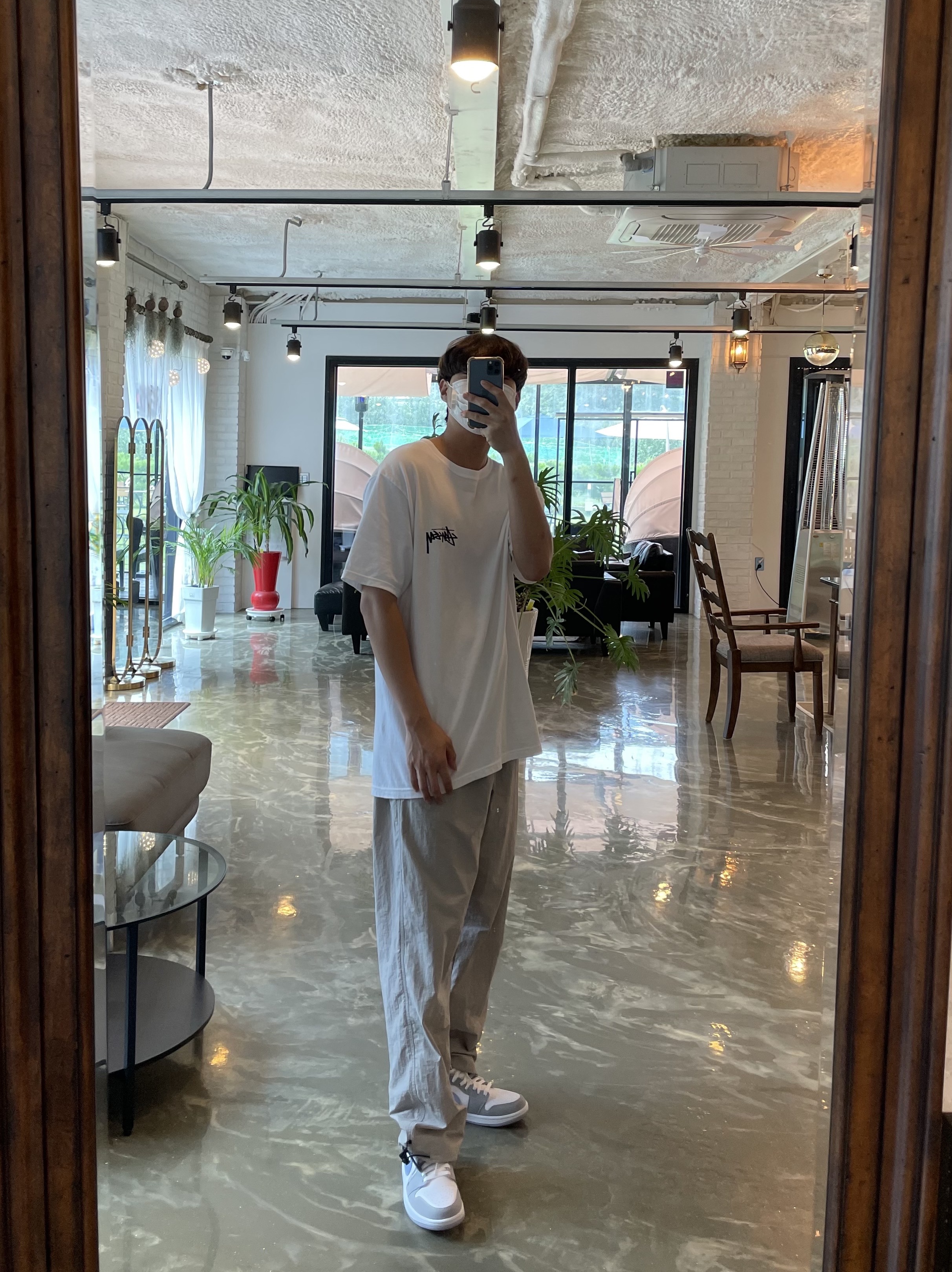 (W) Jordan 1 Mid Wolf Grey, Stussy Reflection T-Shirt White 착용 스타일