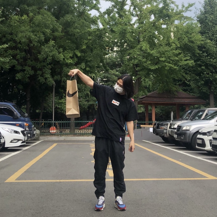 Nike x Kith New York Knicks T-Shirt Black, Nike x Fear of God Warm Up Pants Off Noir 착용 스타일