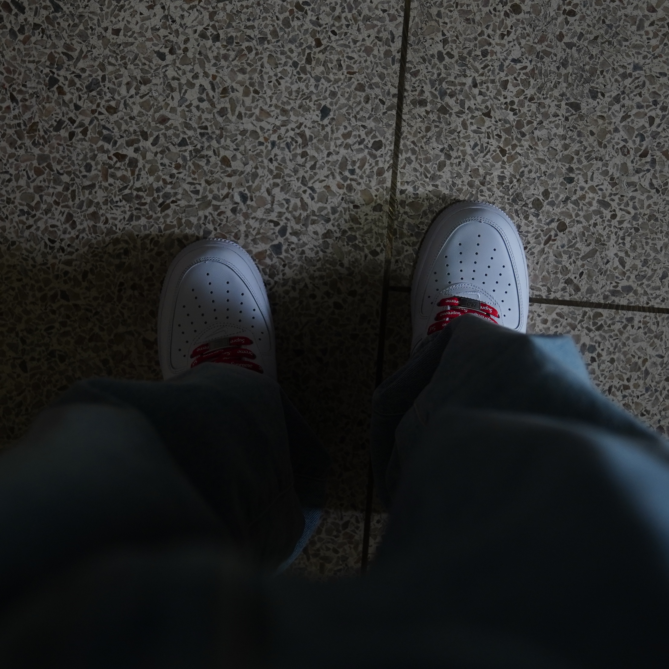 Nike x Supreme Air Force 1 Low White 착용 스타일 - 4
