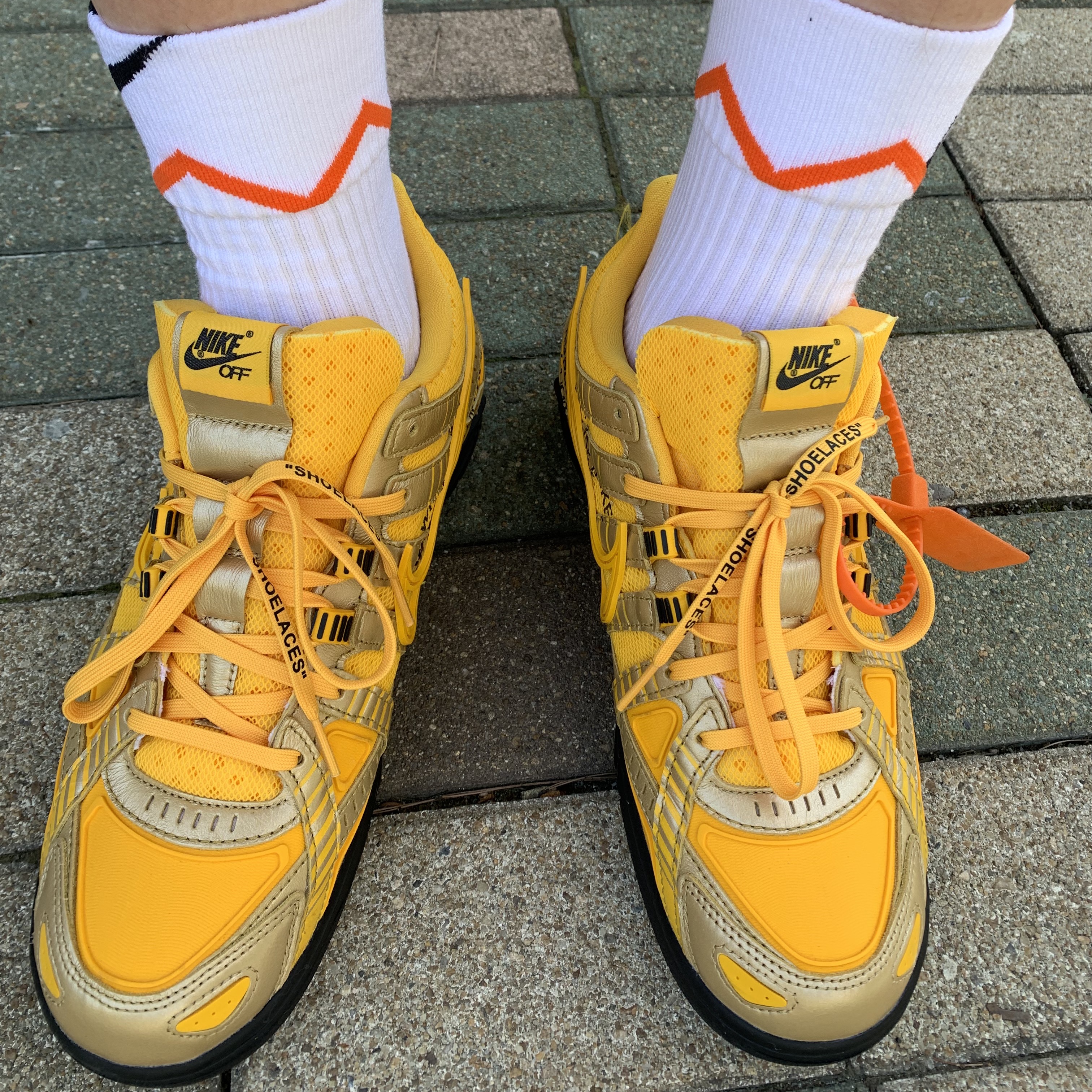 Nike x Off-White Air Rubber Dunk University Gold 착용 스타일 - 3
